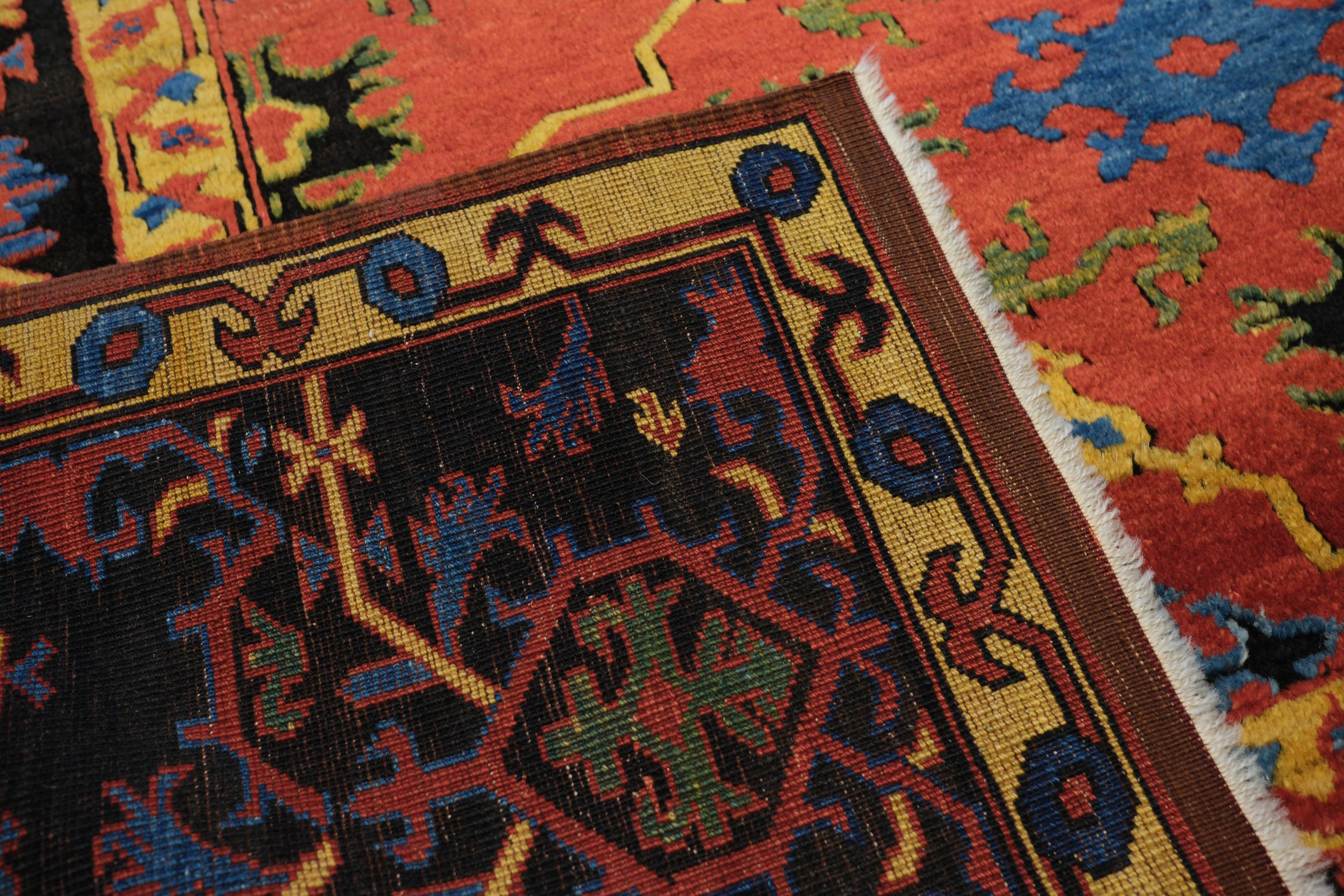 Questo tappeto Ushak di nuova fattura fa rivivere il linguaggio visivo dell'Anatolia selgiuchide con una sensibilità audace e moderna. La composizione del tappeto si ispira ai disegni della corte selgiuchide del XIII secolo, dove l'astrazione