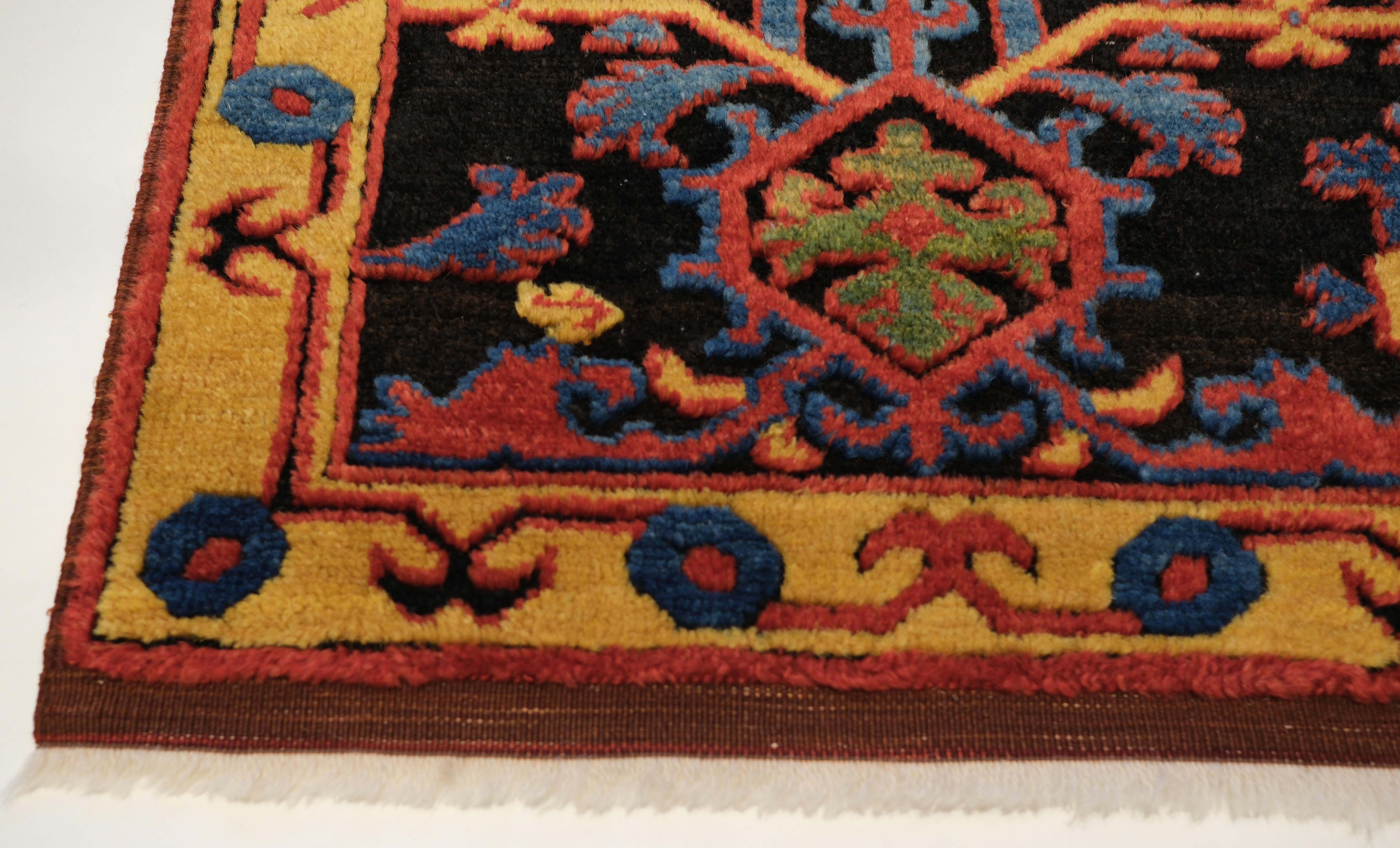 Oushak Tappeto Ushak contemporaneo con motivi floreali selgiuchidi, tessuto a mano a tintura naturale in vendita