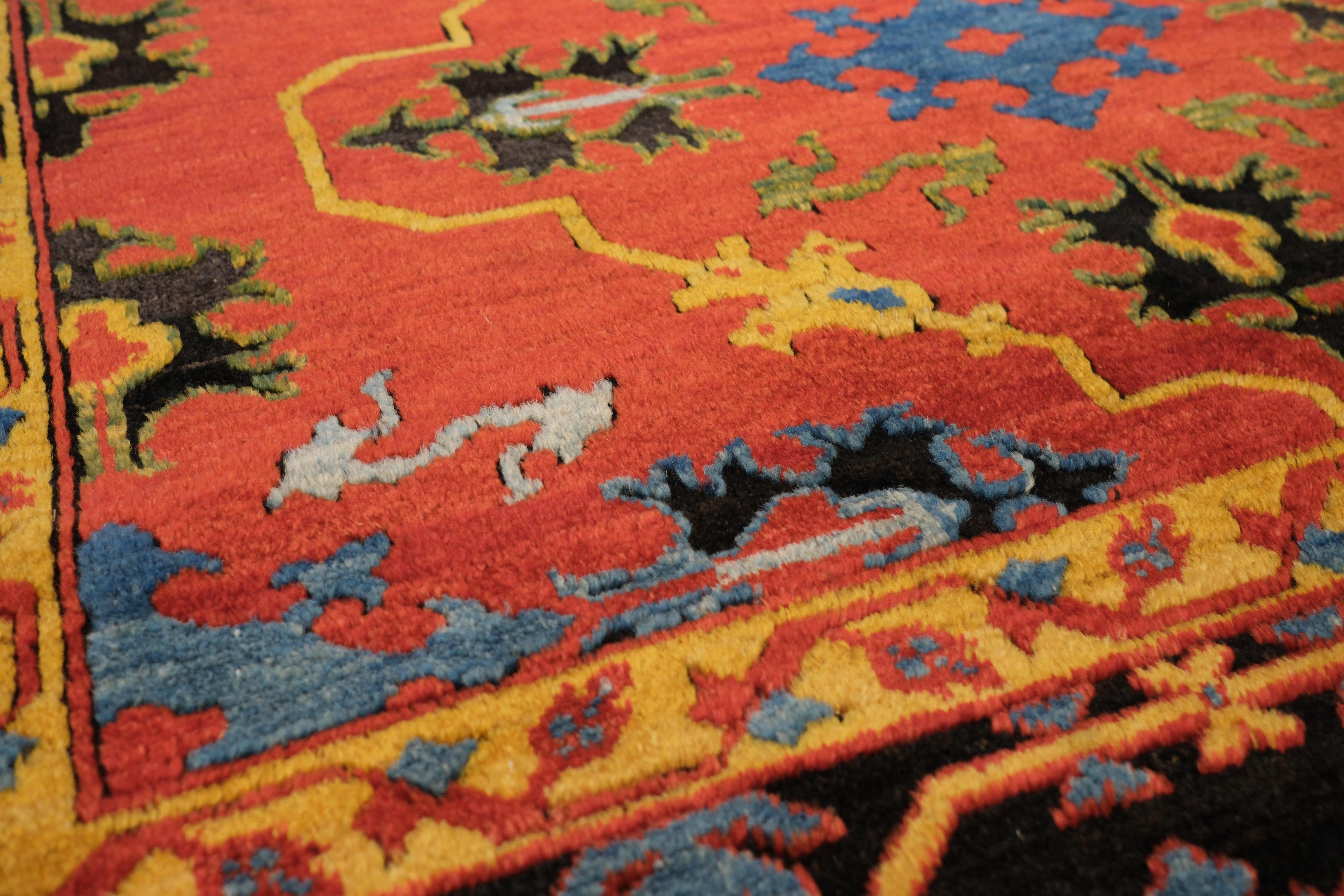 Turco Tappeto Ushak contemporaneo con motivi floreali selgiuchidi, tessuto a mano a tintura naturale in vendita