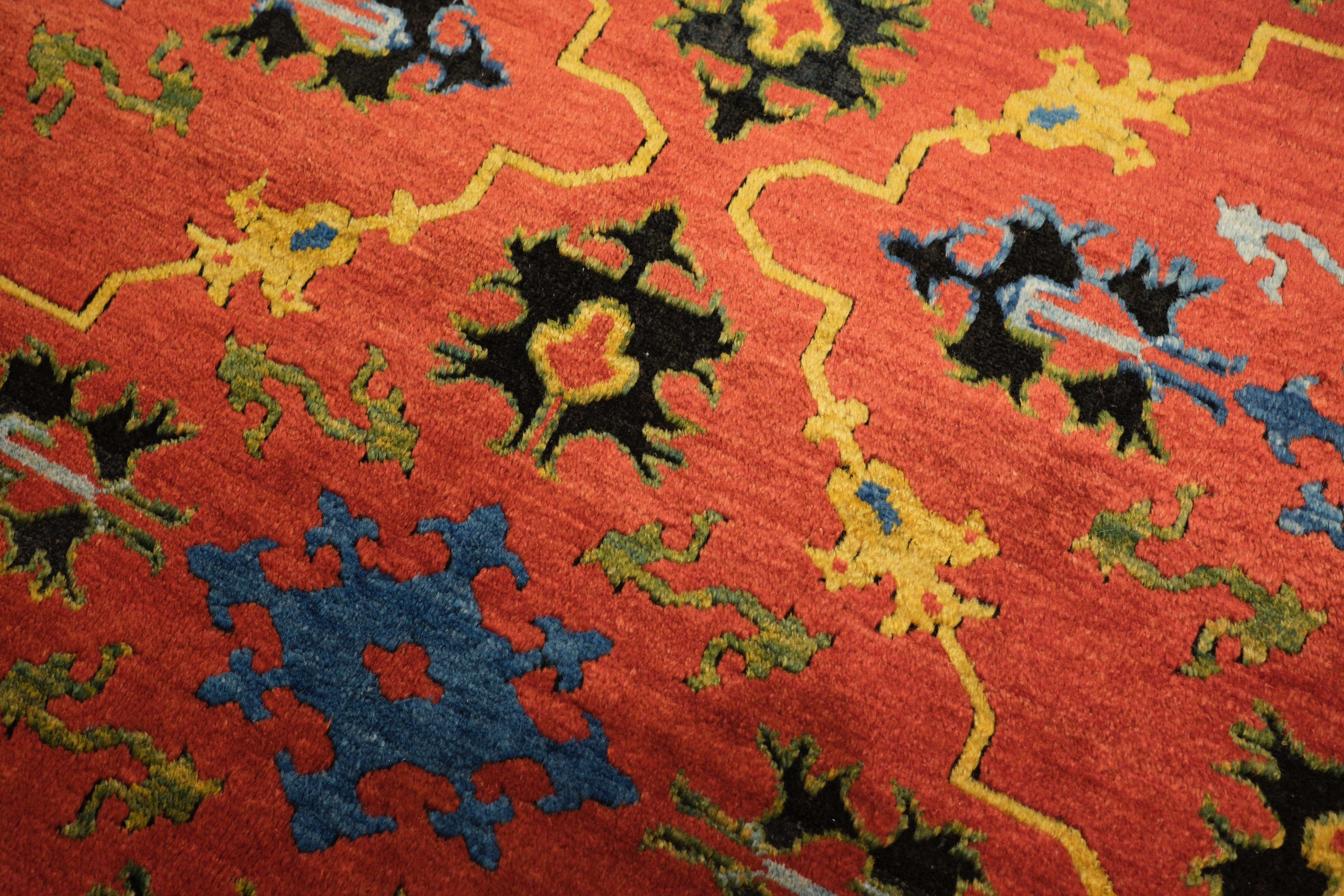 Tintura vegetale Tappeto Ushak contemporaneo con motivi floreali selgiuchidi, tessuto a mano a tintura naturale in vendita