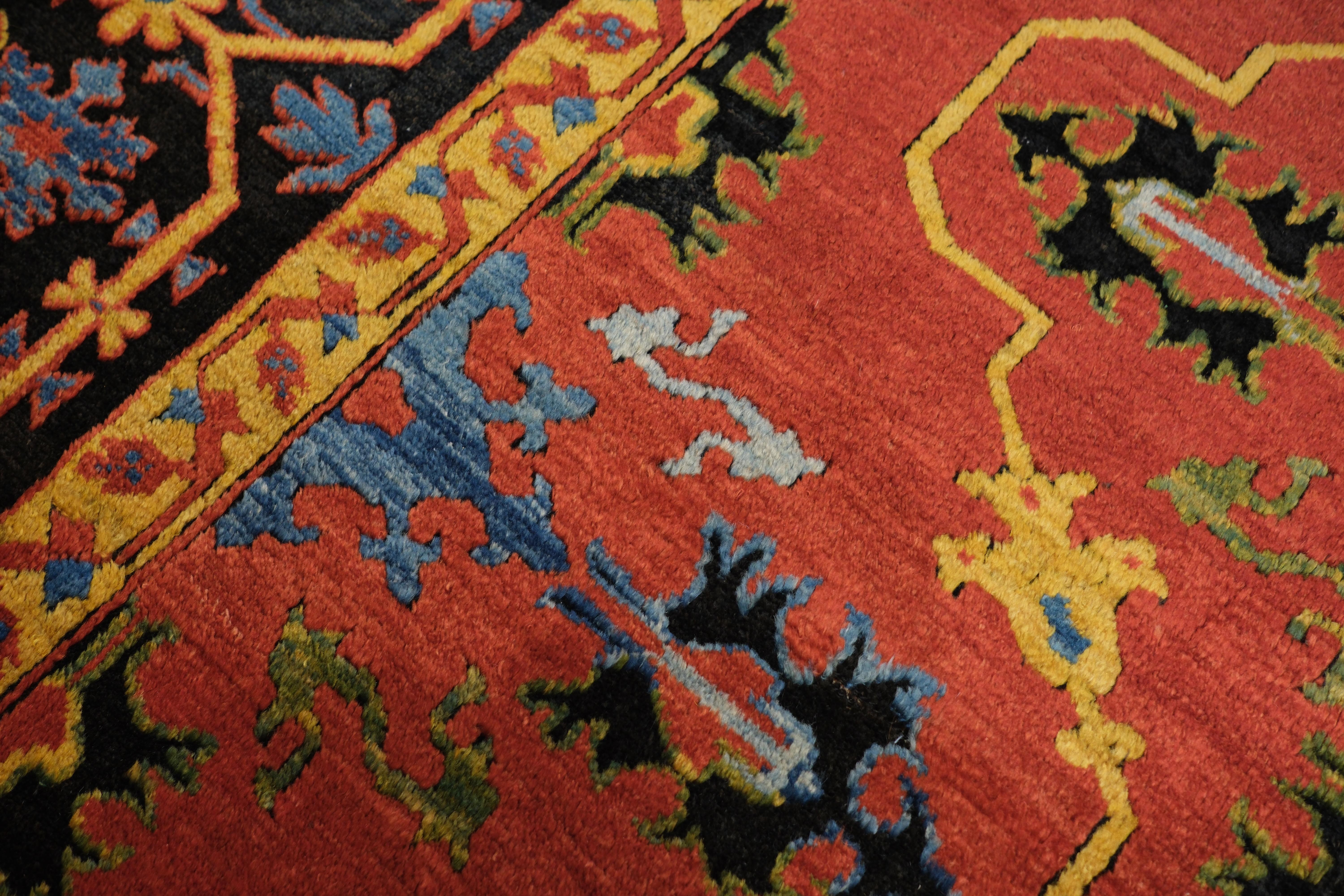 Tappeto Ushak contemporaneo con motivi floreali selgiuchidi, tessuto a mano a tintura naturale In condizioni Nuovo in vendita a Tokyo, JP