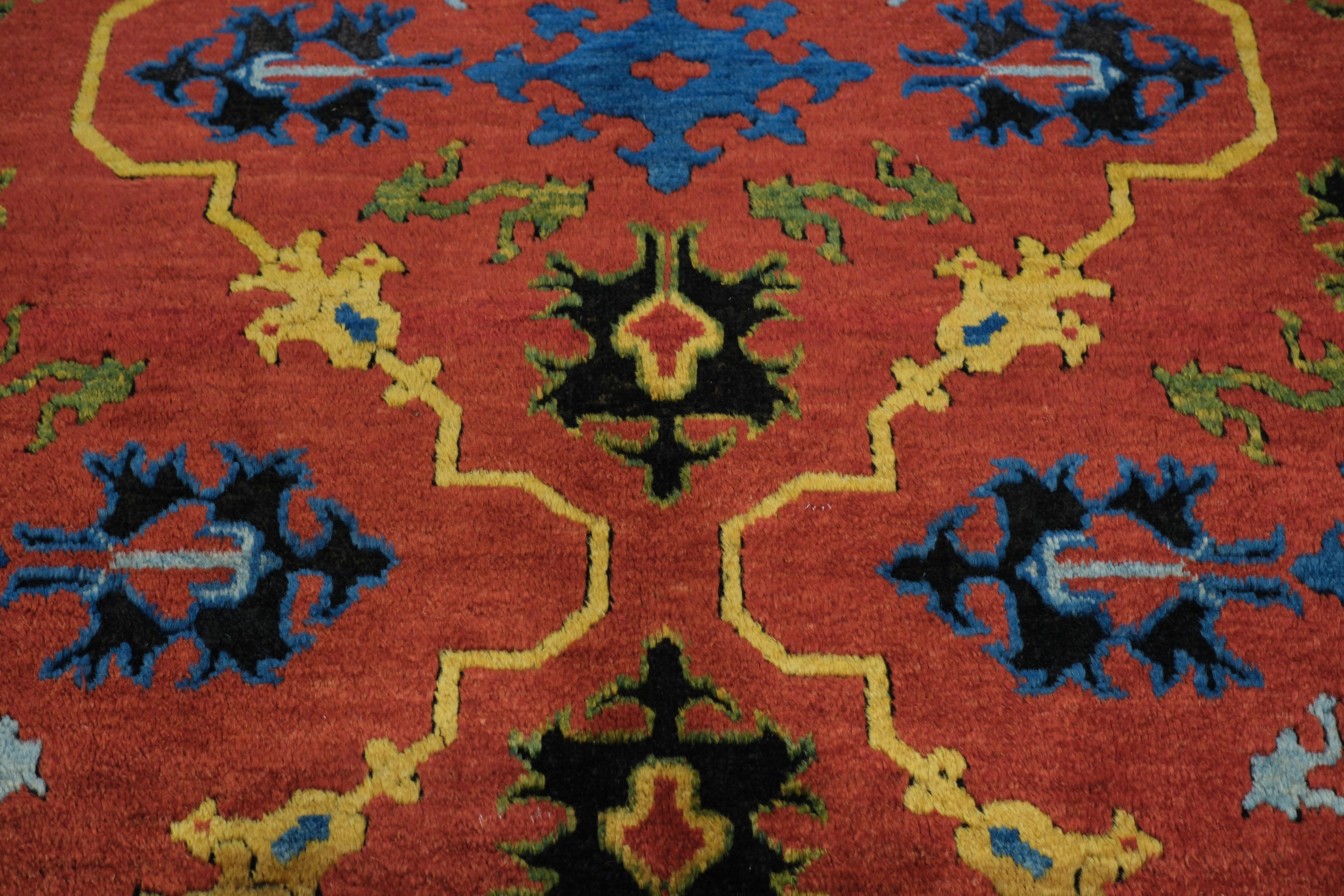 XXI secolo e contemporaneo Tappeto Ushak contemporaneo con motivi floreali selgiuchidi, tessuto a mano a tintura naturale in vendita