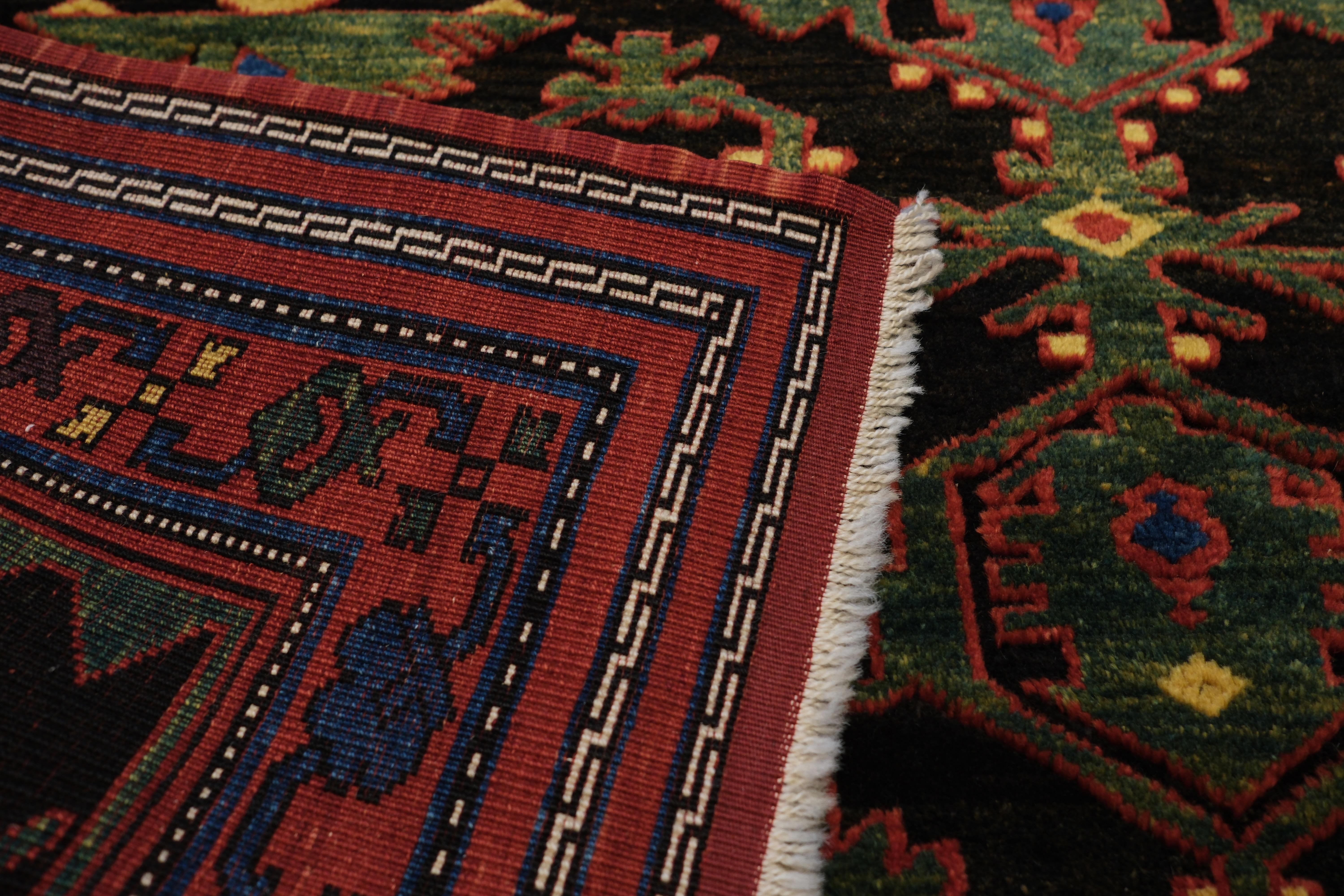 Dieser neu gefertigte Ushak-Teppich lässt die Bildsprache der Seldschuken in Anatolien mit einer kühnen, modernen Sensibilität wieder aufleben. Sein tiefes Espressobraun bildet einen dramatischen Hintergrund für ein symmetrisches Gitter aus