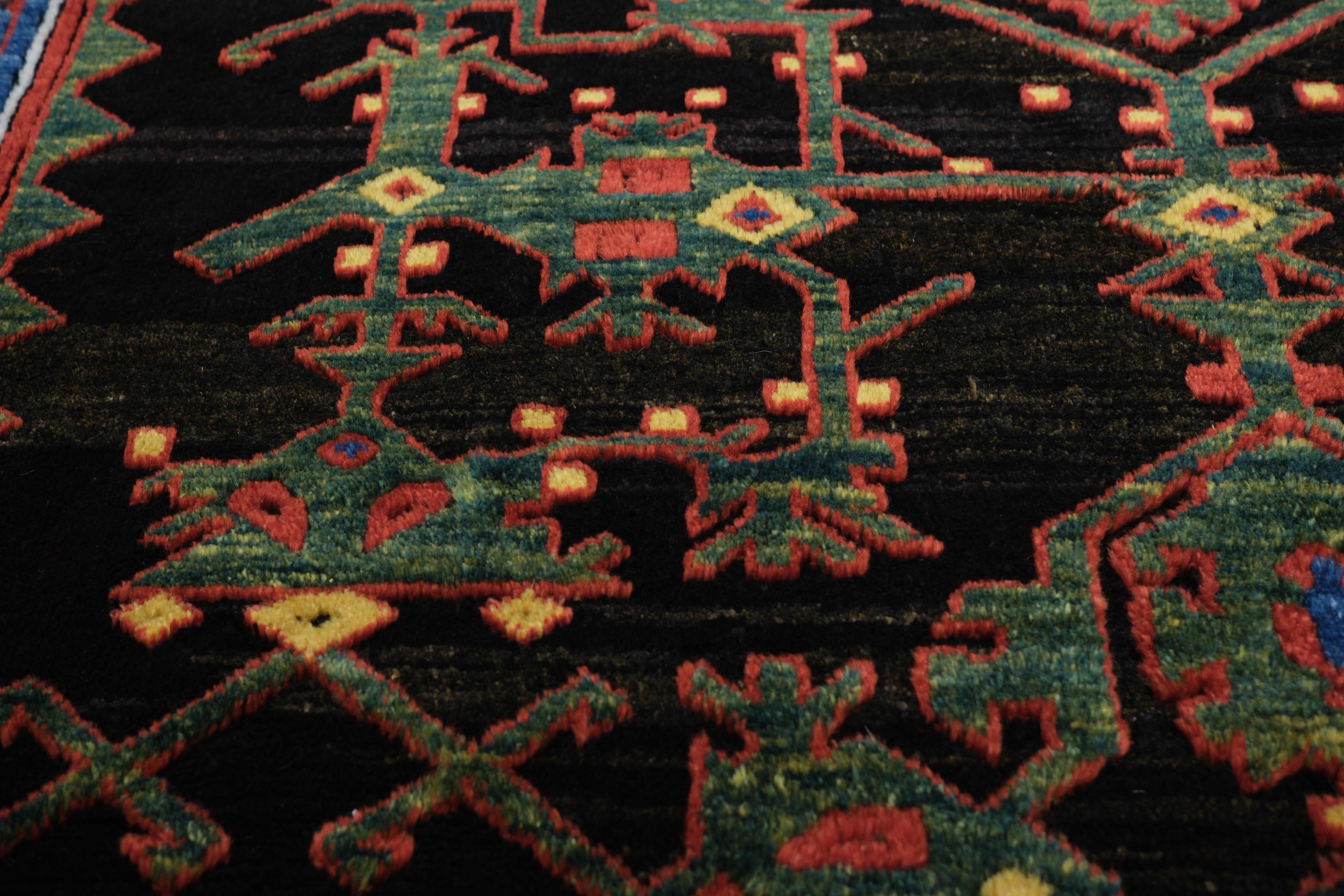 Zeitgenössischer Ushak-Teppich mit seldschukischen Blumenmotiven, handgewebt mit natürlichen Farbstoffen (Türkisch) im Angebot