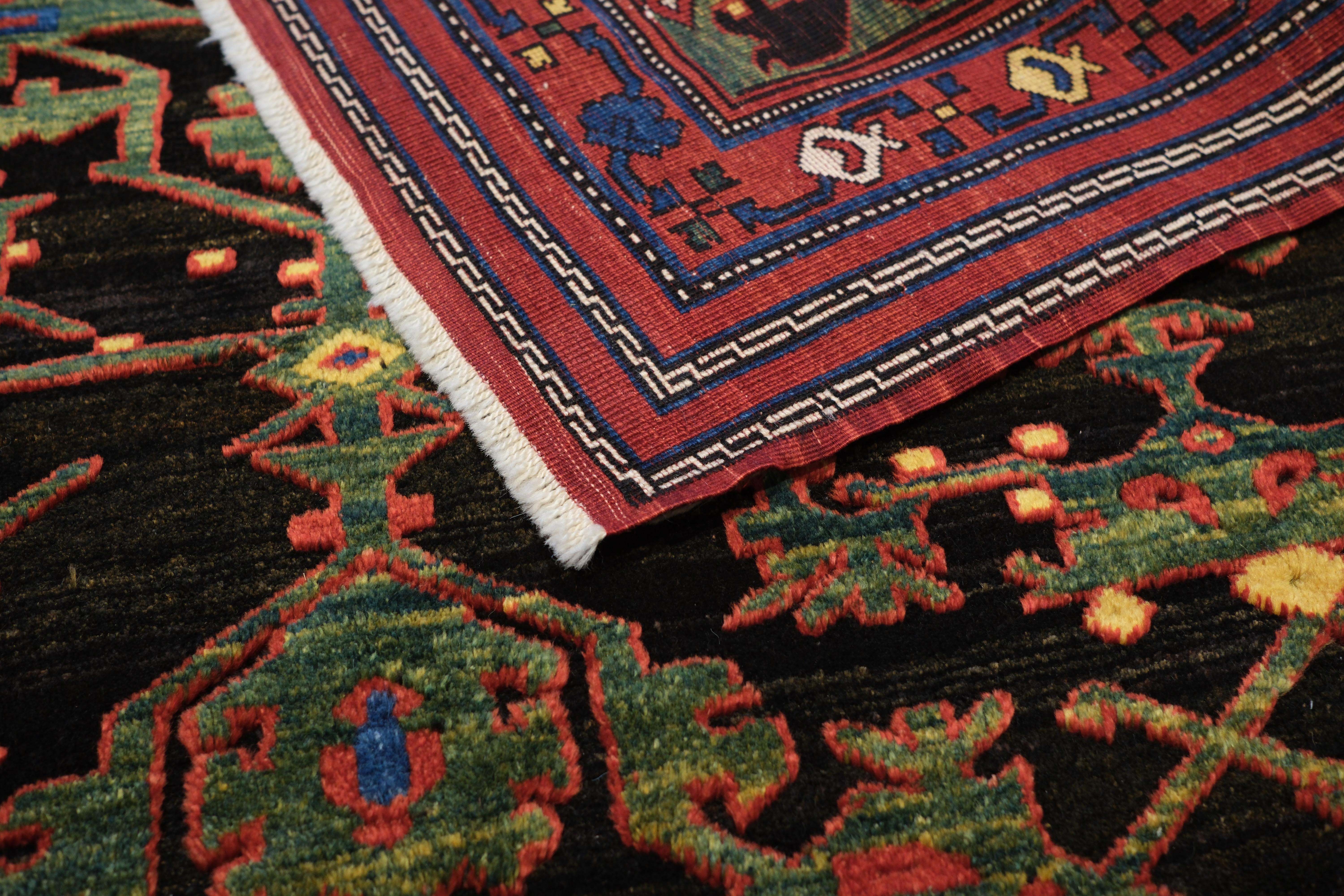 Zeitgenössischer Ushak-Teppich mit seldschukischen Blumenmotiven, handgewebt mit natürlichen Farbstoffen (Pflanzlich gefärbt) im Angebot