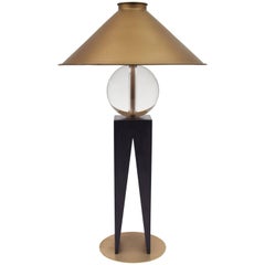 Lampe contemporaine en forme de V en bois dur, verre massif et laiton