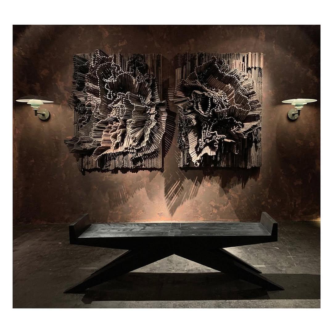 Banc en V en bois d'Iroko par Arno Declercq en vente 4