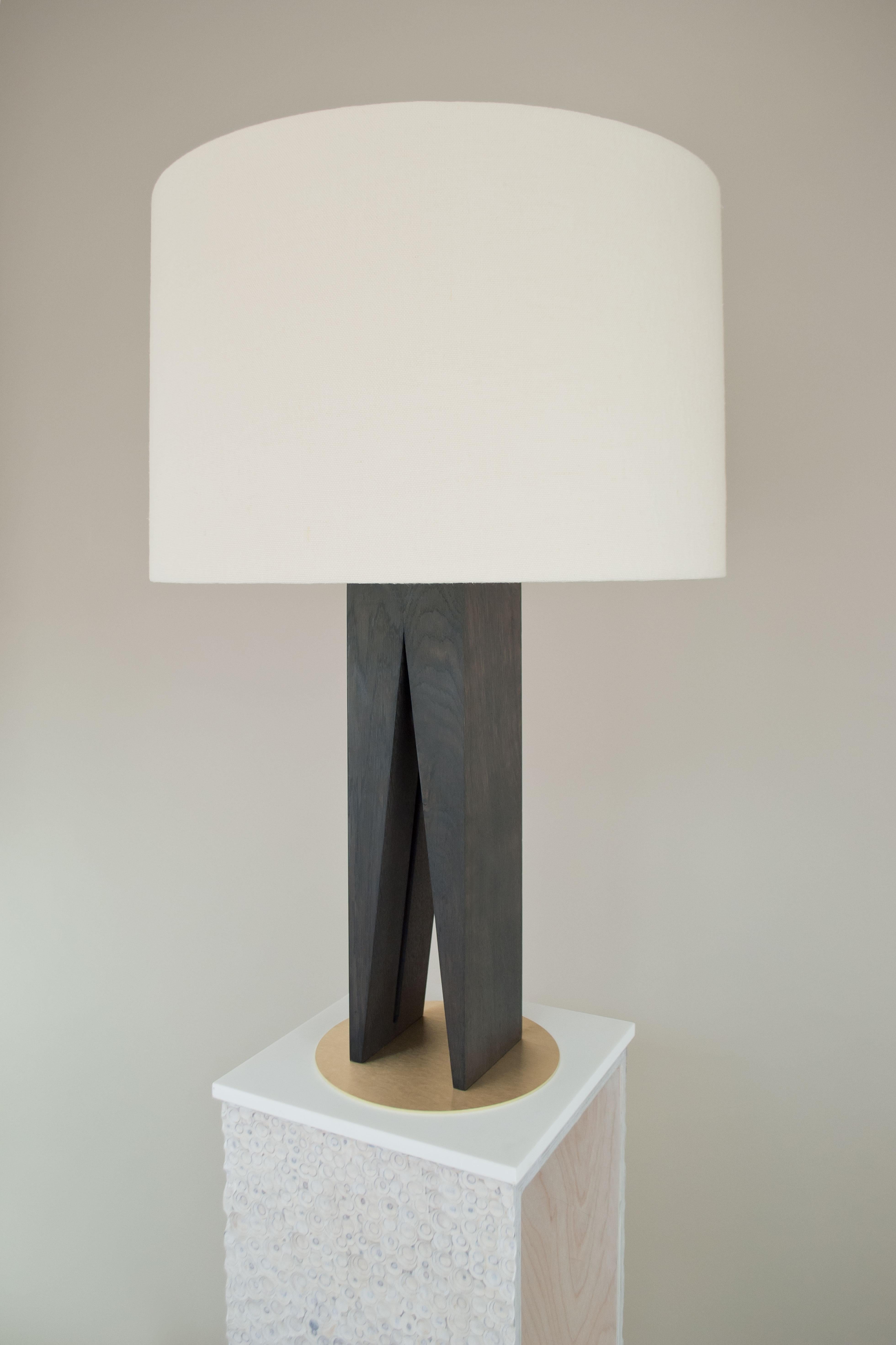 Bauhaus Lampe de bureau contemporaine en forme de V, base géométrique en chêne et abat-jour en lin en vente