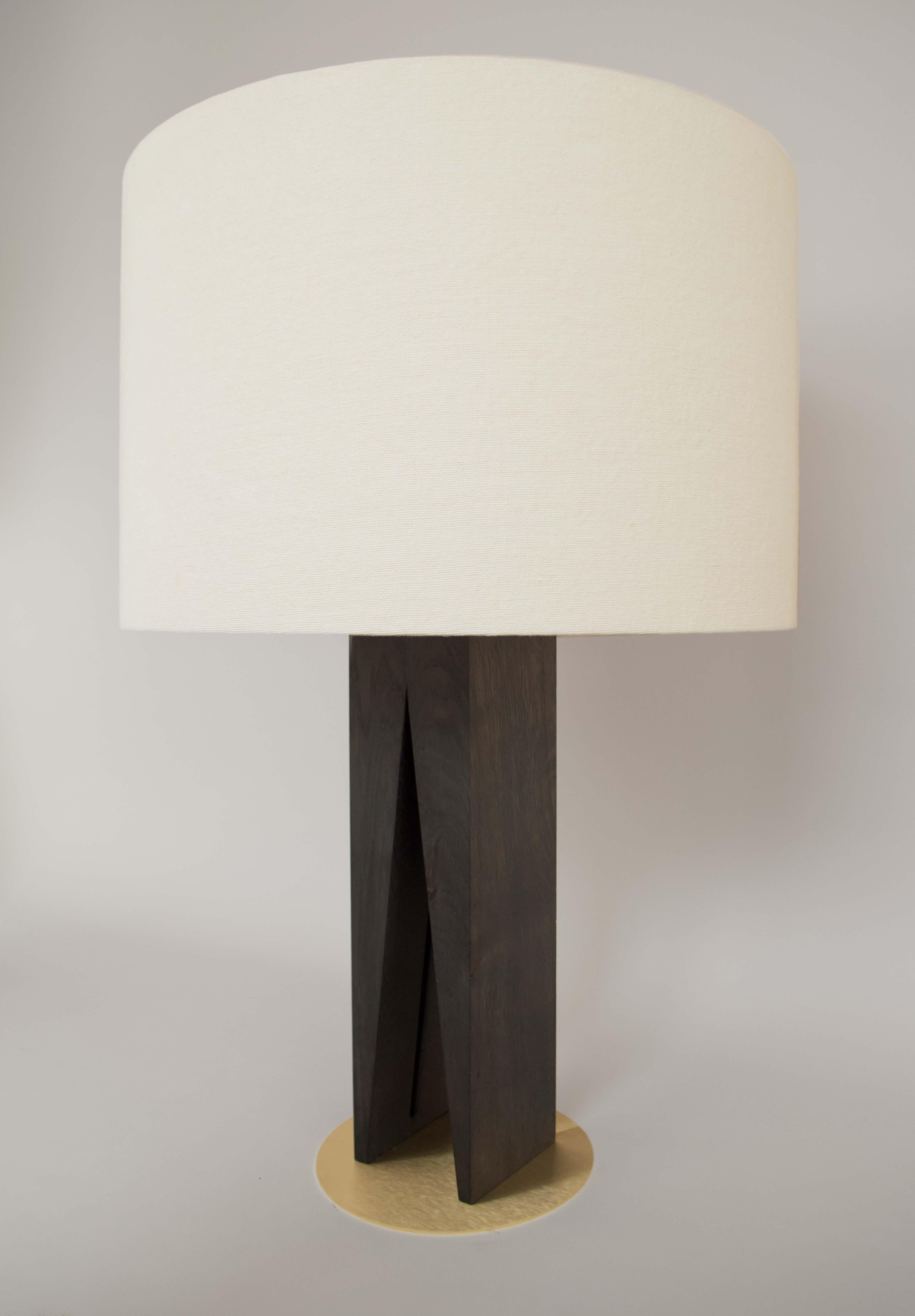 Britannique Lampe de bureau contemporaine en forme de V, base géométrique en chêne et abat-jour en lin en vente