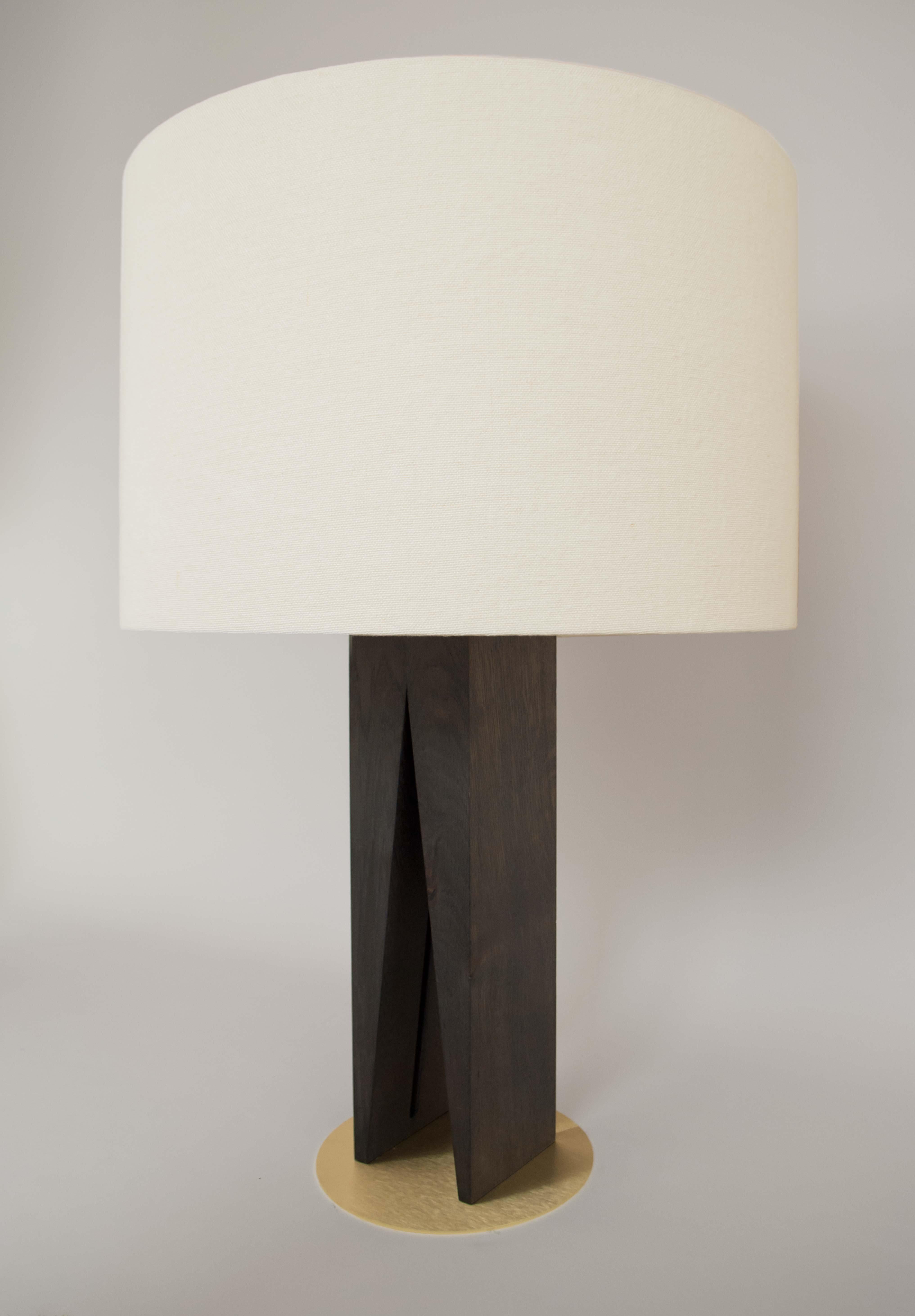 Britannico Lampada da tavolo contemporanea a V, base geometrica in Oak e paralume in lino in vendita