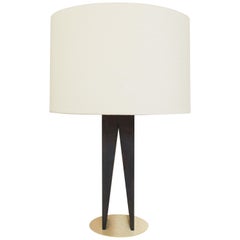 Lampada da tavolo contemporanea a V, base geometrica in Oak e paralume in lino