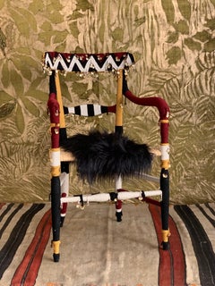 Chaise contemporaine Valentina Giovando en cordon de bois et fausse fourrure noire, rouge, blanche et beige