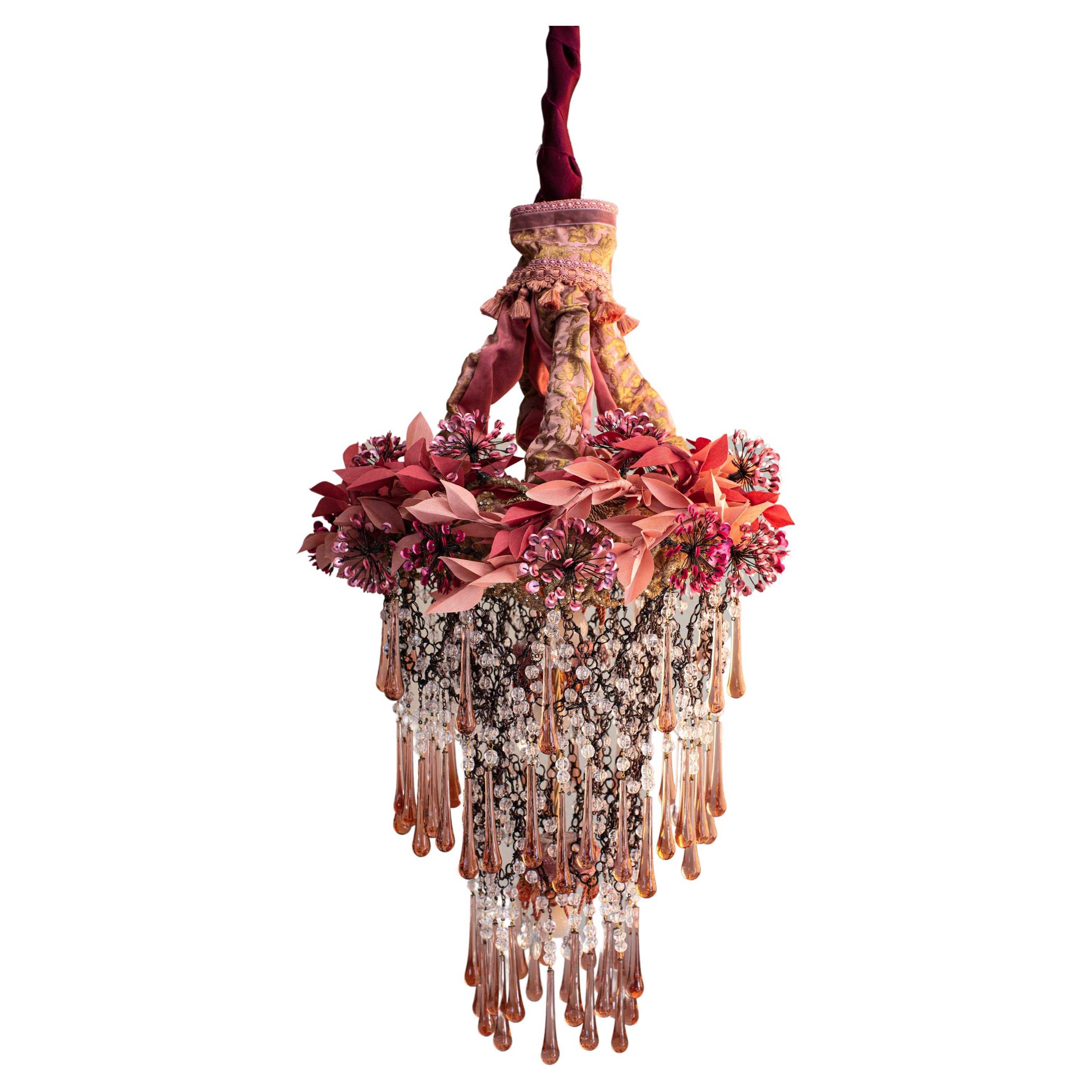 Valentina Giovando lustre contemporain rose en cristaux, tissus et paillettes