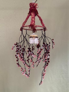 Lampadario contemporaneo Haiku con ferro, tessuto e paillettes, rosa e viola