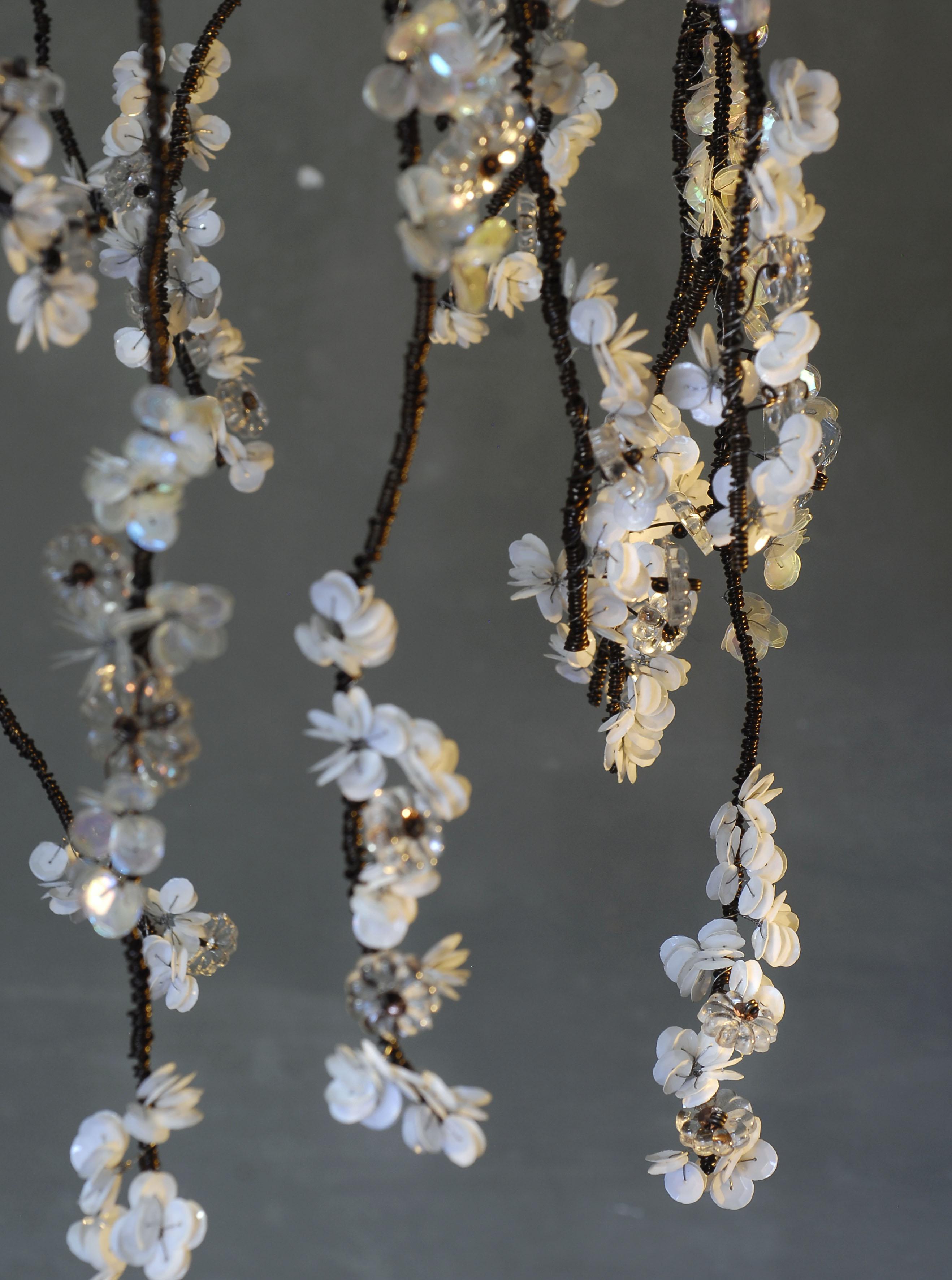 Fatto a mano Contemporaneo Valentina Giovando Lampadario Paillettes Tessuto Ferro Oro Bianco in vendita