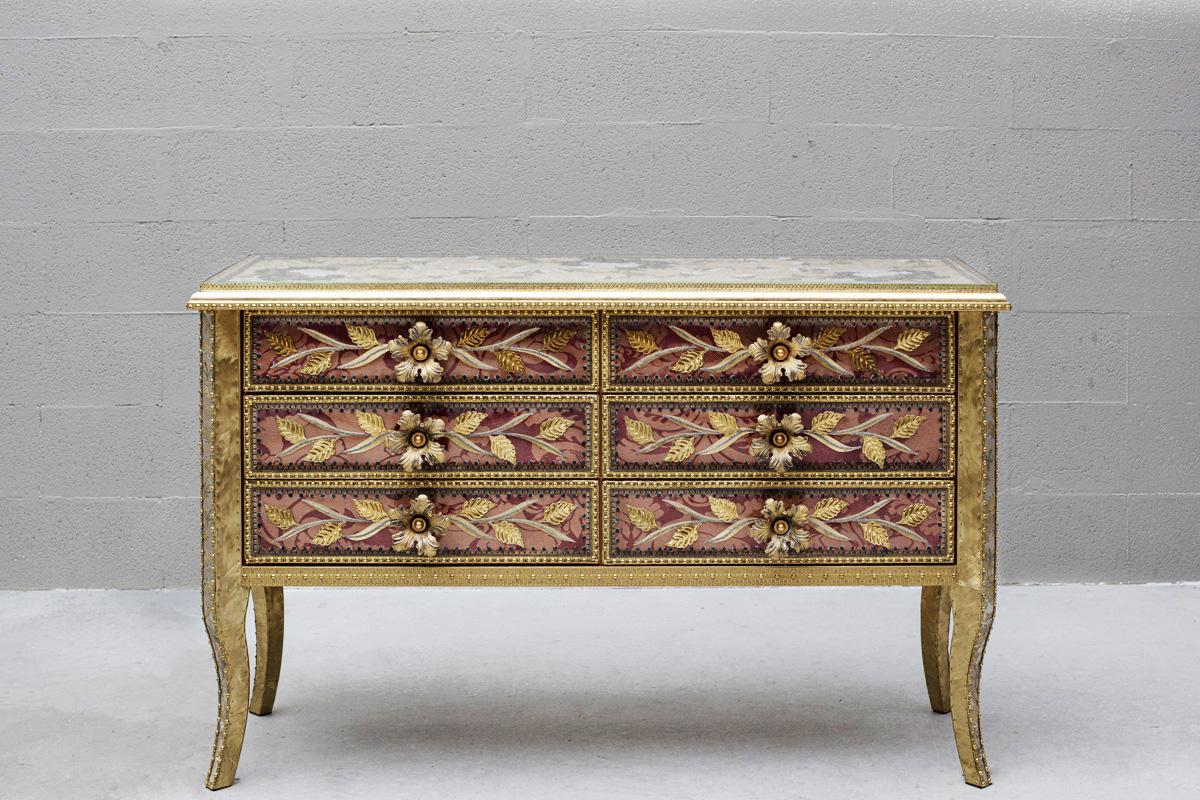 CASTORP
Chest of drawers

Reminding the atmosphere of the beginning of the Eighteen century, this chest of drawers is refined by the flower shaped handles of the drawers as well as the top and the sides which are decorated with brass flowers and