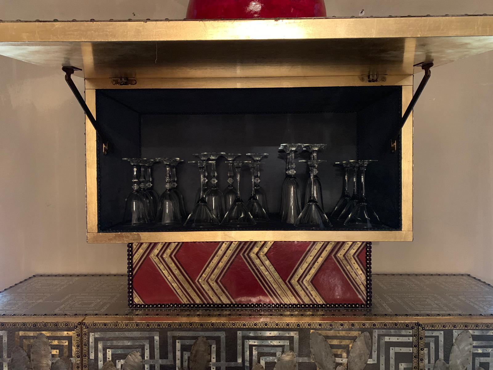 Contemporary Valentina Giovando Schrank Wood Brass Zinc Fabric Gold Red (21. Jahrhundert und zeitgenössisch) im Angebot