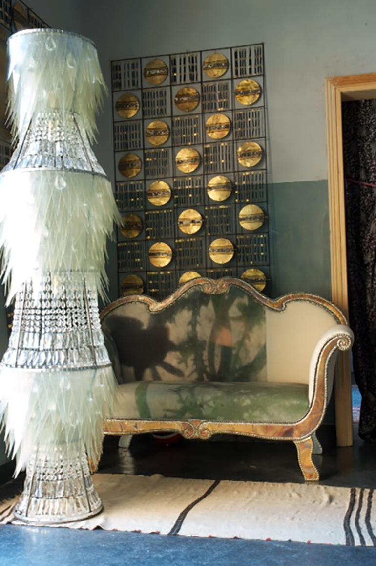 Zeitgenössische Valentina Giovando Stehlampe aus Glasfaser mit Kristallen in Weiß und Silber (Moderne) im Angebot