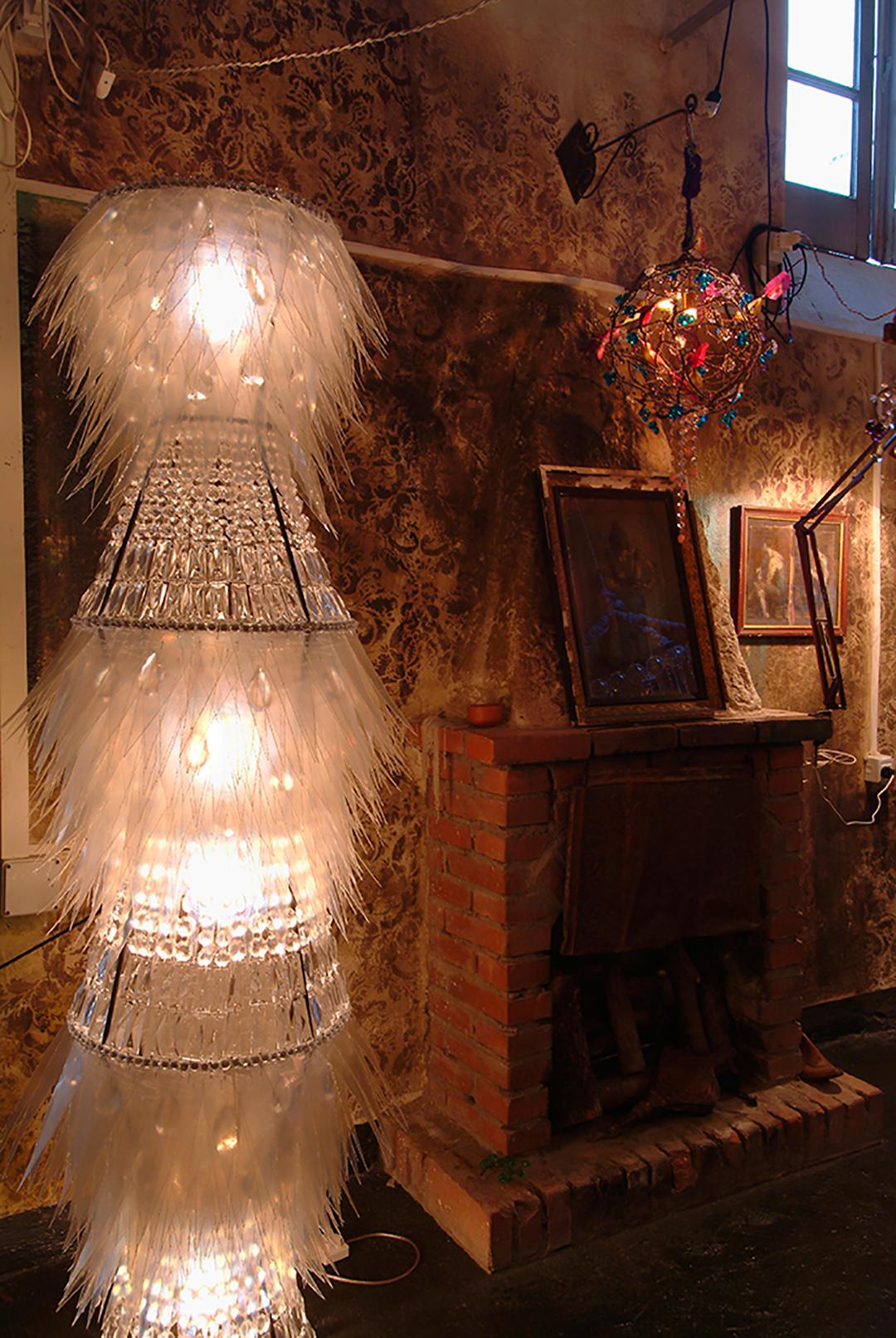 Zeitgenössische Valentina Giovando Stehlampe aus Glasfaser mit Kristallen in Weiß und Silber (Italienisch) im Angebot
