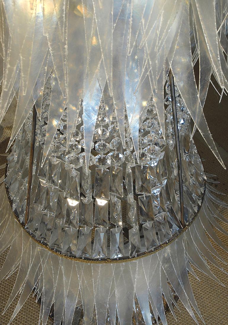 Zeitgenössische Valentina Giovando Stehlampe aus Glasfaser mit Kristallen in Weiß und Silber (21. Jahrhundert und zeitgenössisch) im Angebot