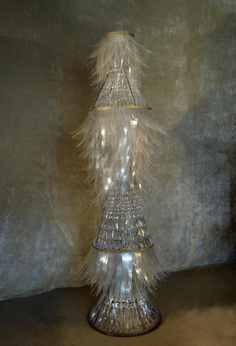 Zeitgenössische Valentina Giovando Stehlampe aus Glasfaser mit Kristallen in Weiß und Silber im Angebot 2
