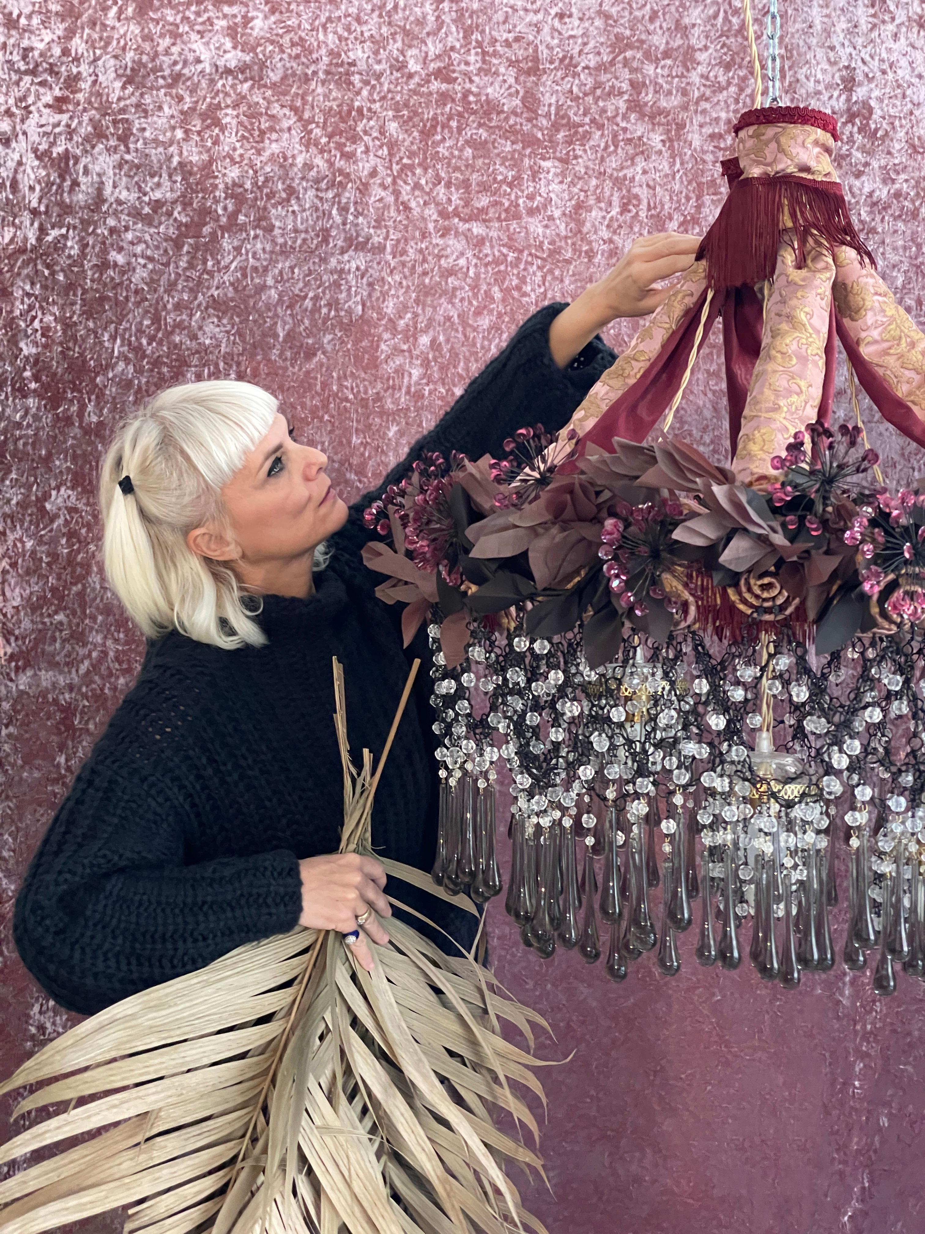 FLEURS DE FER

Le lustre Iron Flowers est un triomphe de romantisme raffiné. 
Ses magnifiques décorations, faites de feuilles vertes, de spirales étincelantes et de fleurs délicates, sont toutes inspirées de motifs naturels. La décoration des fleurs