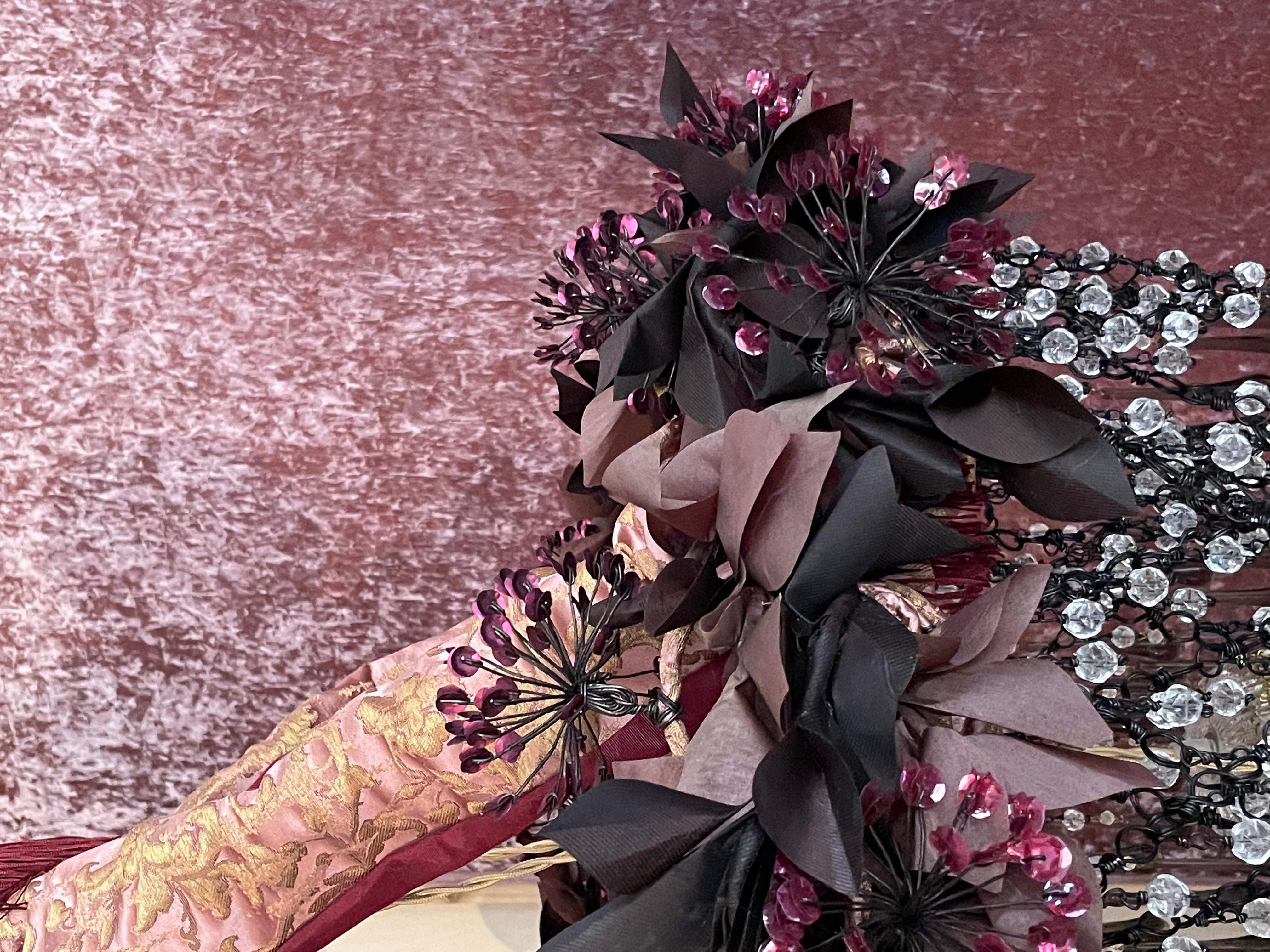 Fait main Lustre contemporain Valentina Giovando fleurs en fer cristaux violet rose en vente