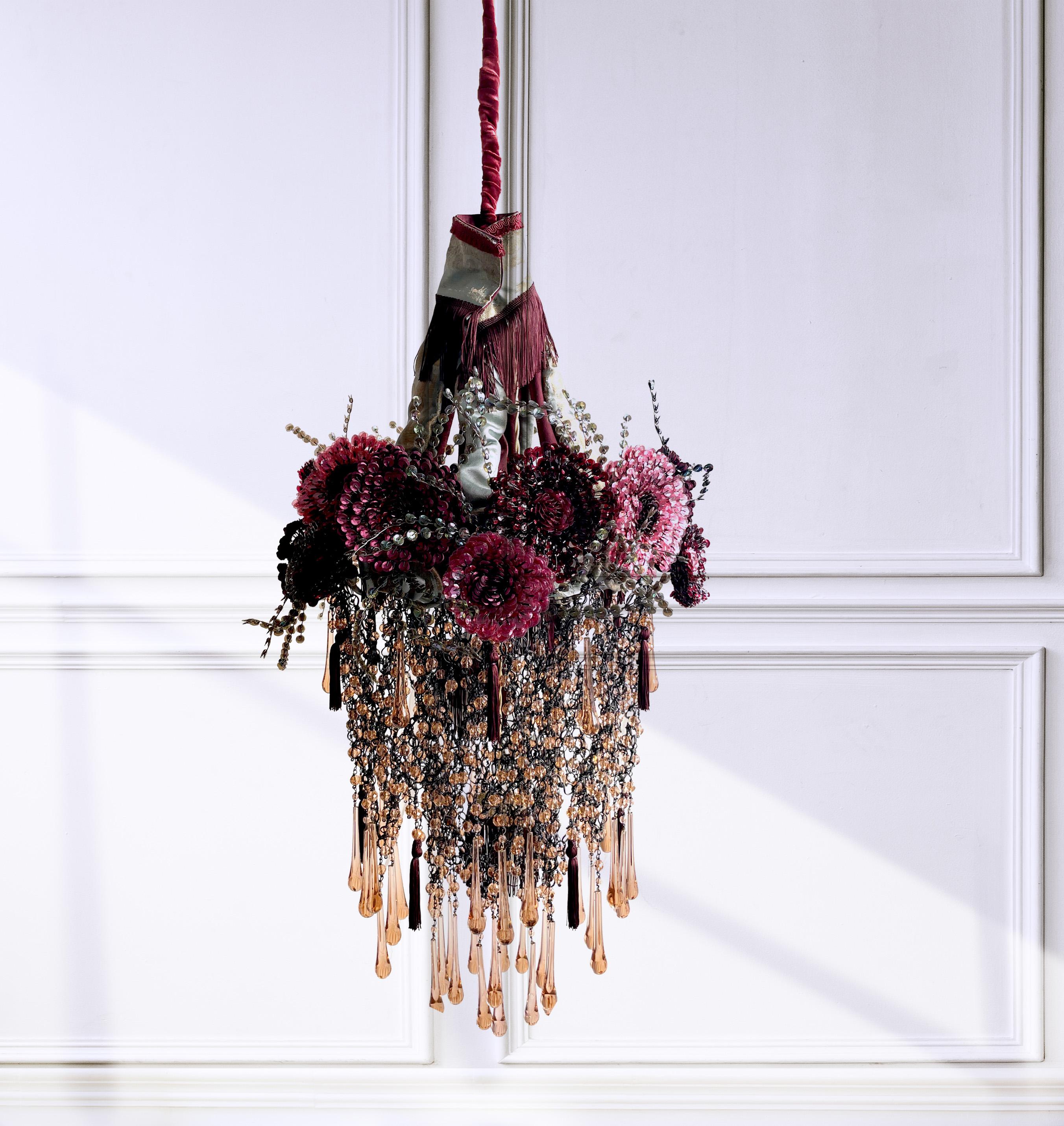 Sidò
Lampadario

Le lampadaire Sidò est un lampadaire raffiné et nouveau, un ajout scénographique et romantique à la collection de lampadaires de Valentina Giovando.
Sidò prend le nom du soprannome de la mère de l'écrivaine française Colette, qui a