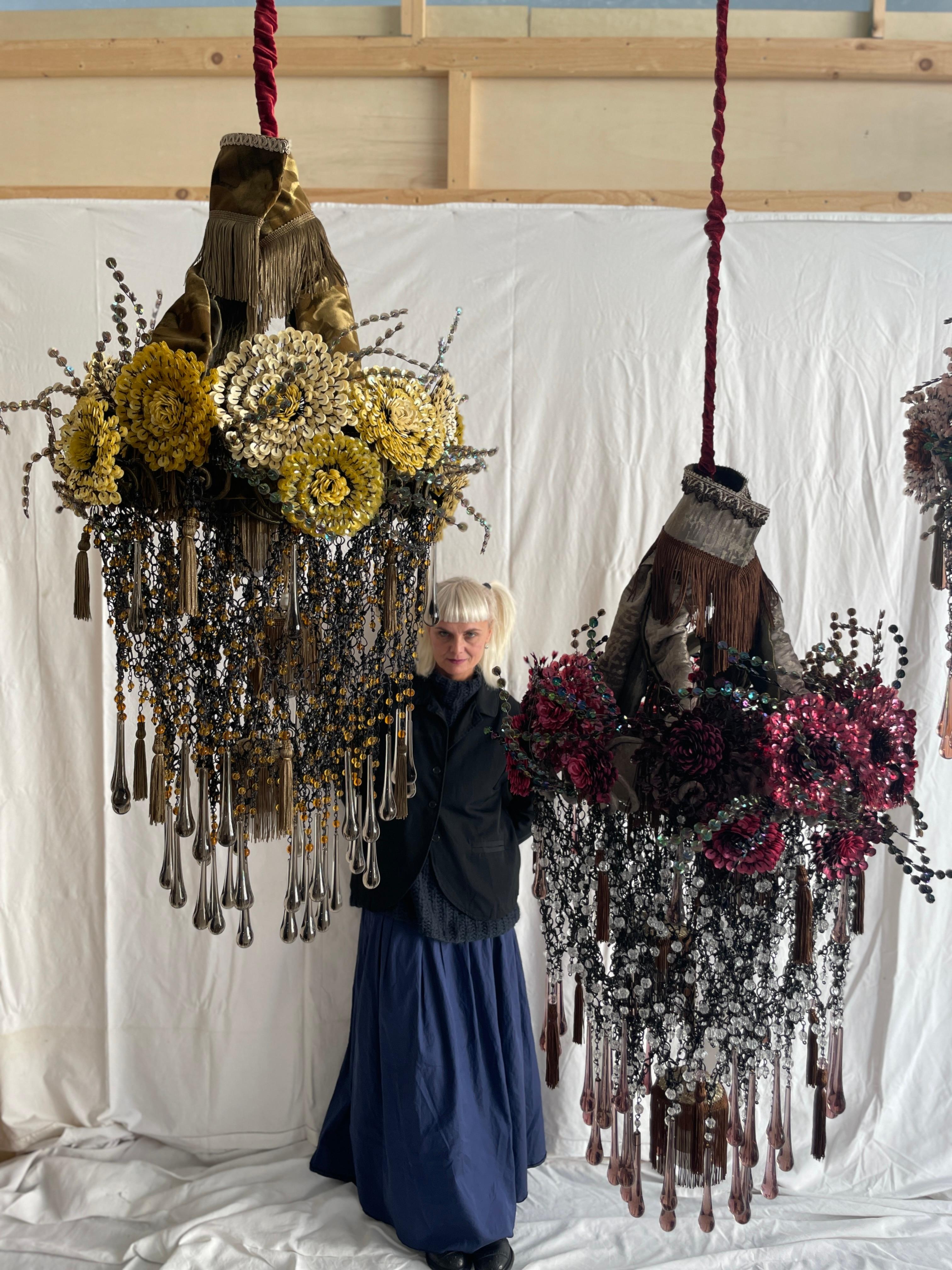 Sidò
Lampadario

El candelabro Sidò es un candelabro refinado y nuevo, una incorporación escenográfica y romántica a la colección de candelabros de Valentina Giovando.
Sidò toma el nombre de la madre de la escritora francesa Colette, que ha