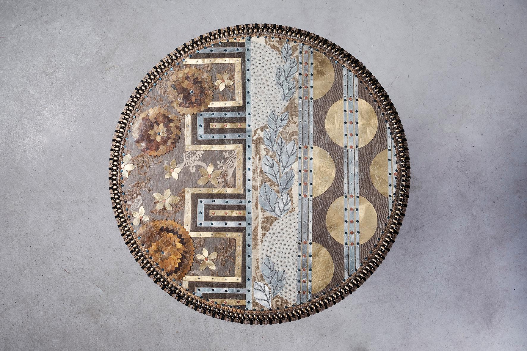PER TE MORIREI - Sur mesure
Table basse

Chaque table a un design personnalisé unique, similaire mais pas identique.
Le devis comprend un design personnalisé pour le plateau et la base, du verre extra clair sur le plateau pour les deux tables et une
