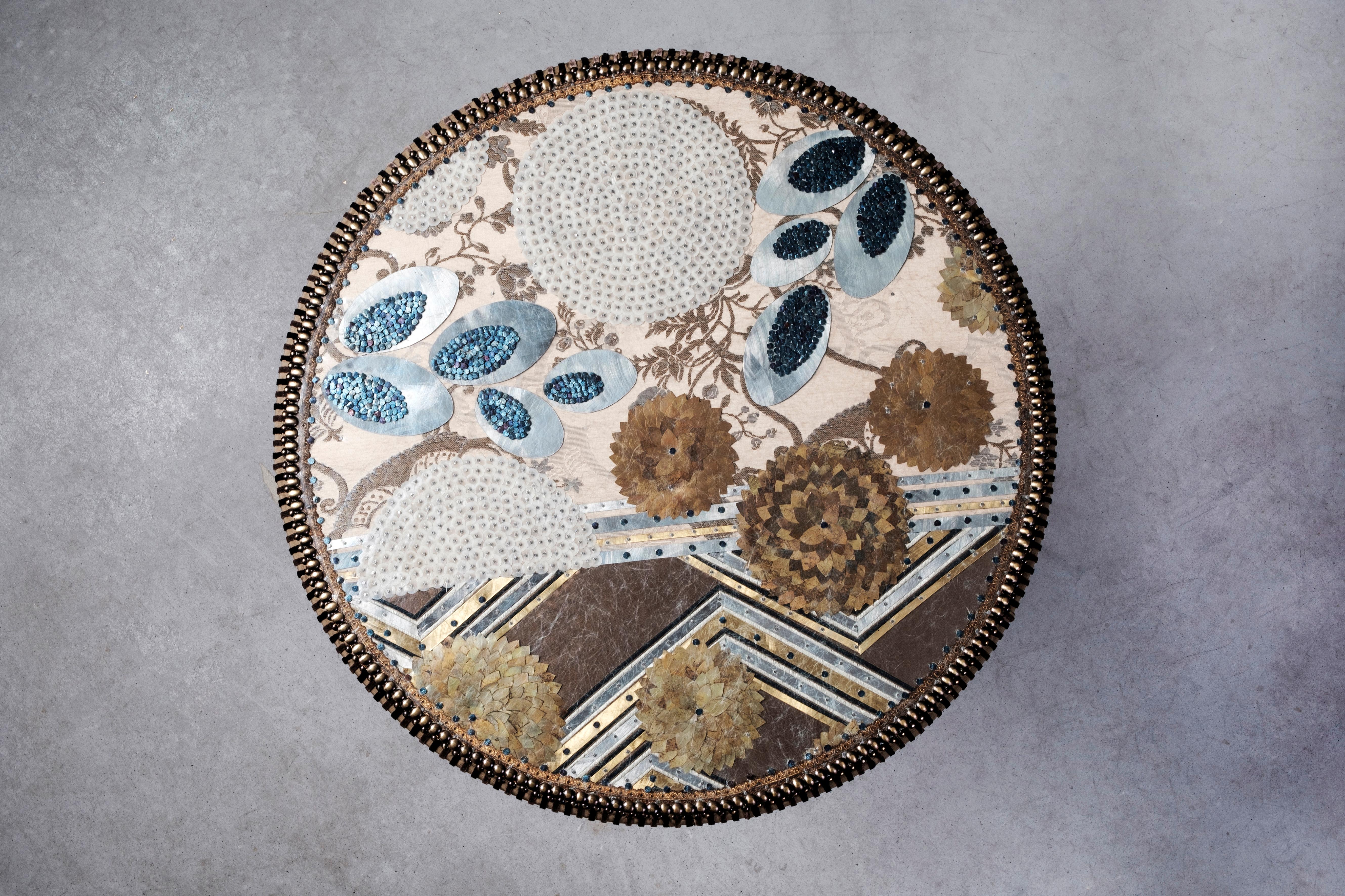 Moderne Table contemporaine Valentina Giovando en bois de laiton tissu or argenté brun CUSTOM en vente