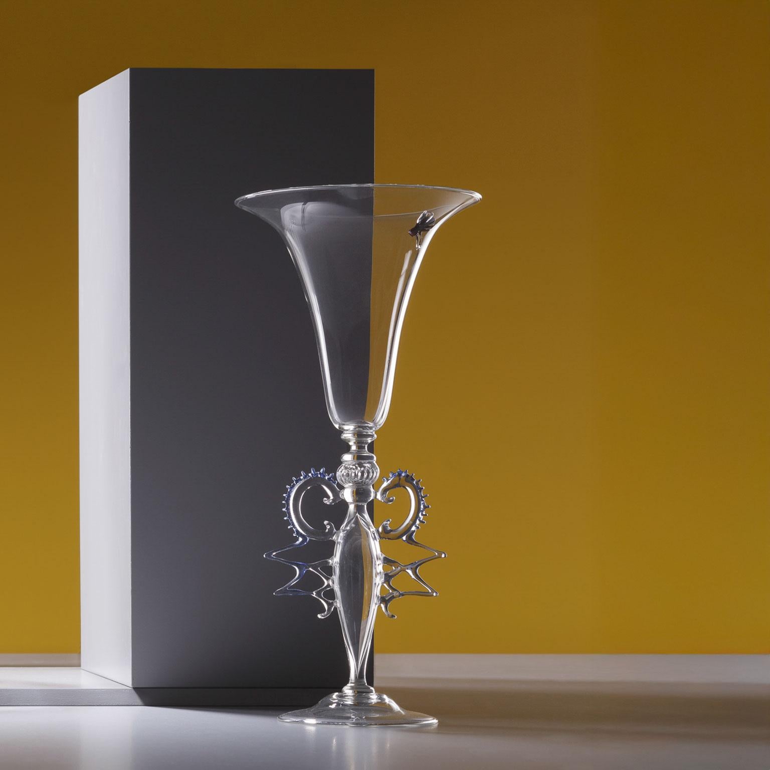 Calice Vanitas
Scultura in vetro contemporanea di Simone Crestani

Elegante e ammaliante, il calice Vanitas di Simone Crestani cattura il fragile equilibrio tra bellezza e impermanenza. Realizzato in vetro borosilicato incolore, il calice presenta