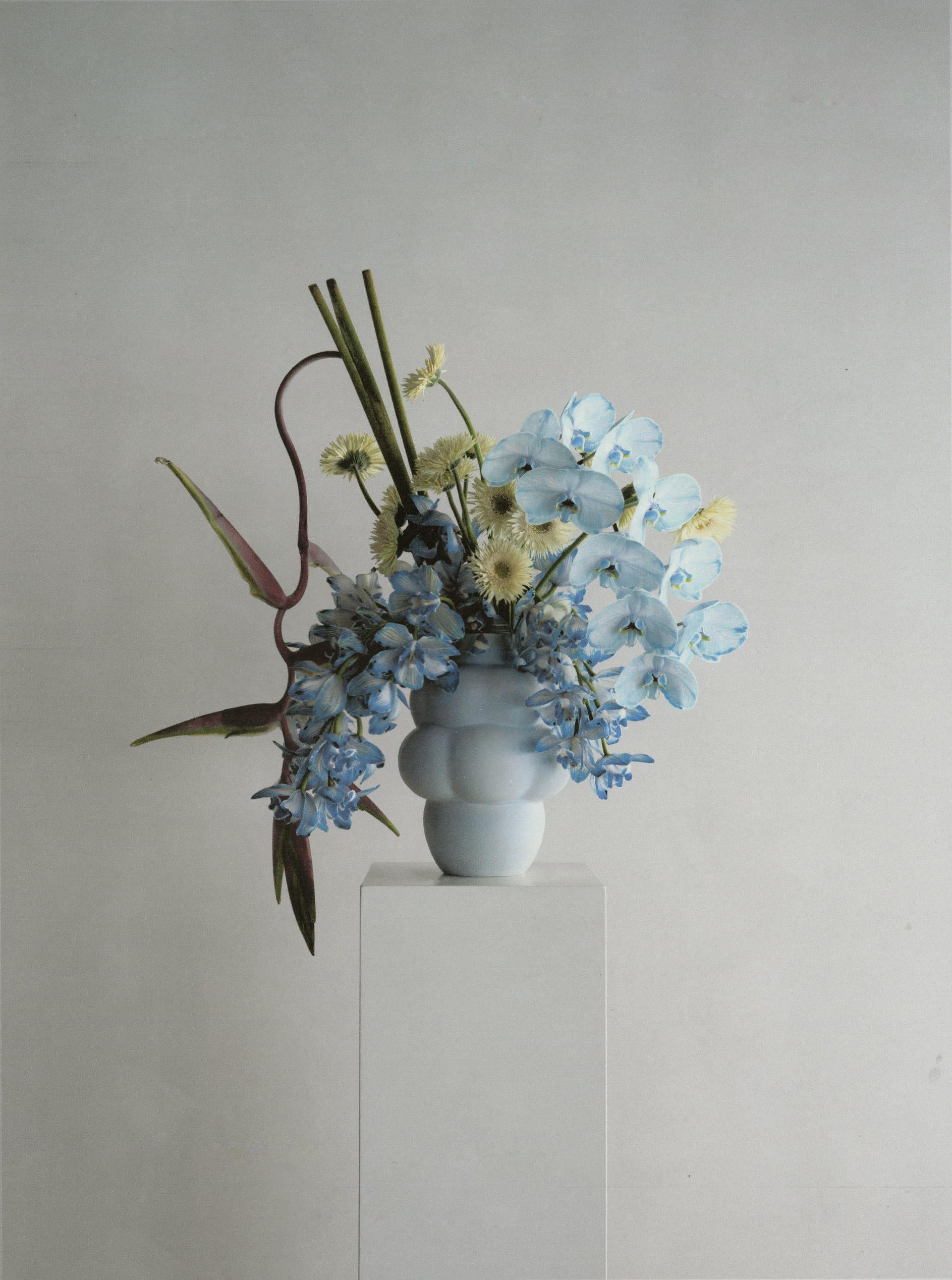 Balloon vase 04 sky blue.
Handmade ceramic vase made by Danish artist Louise Roe.

Measures: Ø10-24 / H32 cm

Sculptural object with clouds shape. 

About the artist:
LOUISE ROE is a Copenhagen based interior design brand, established in