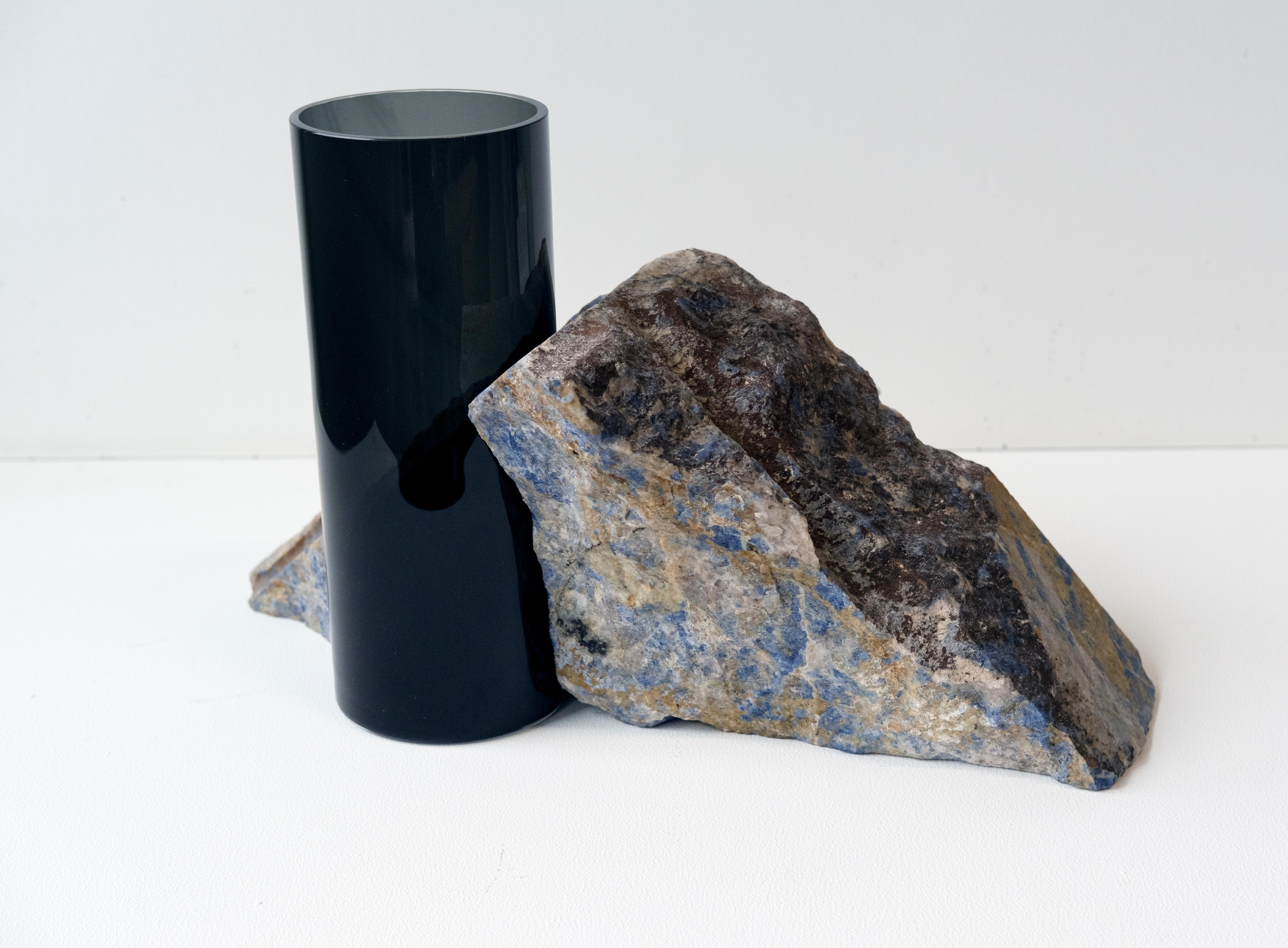 Zeitgenössische Vase, Blauer Bahia Granit Schwarzer Glaszylinder, von Erik Olovsson im Zustand „Neu“ im Angebot in Stockholm, SE
