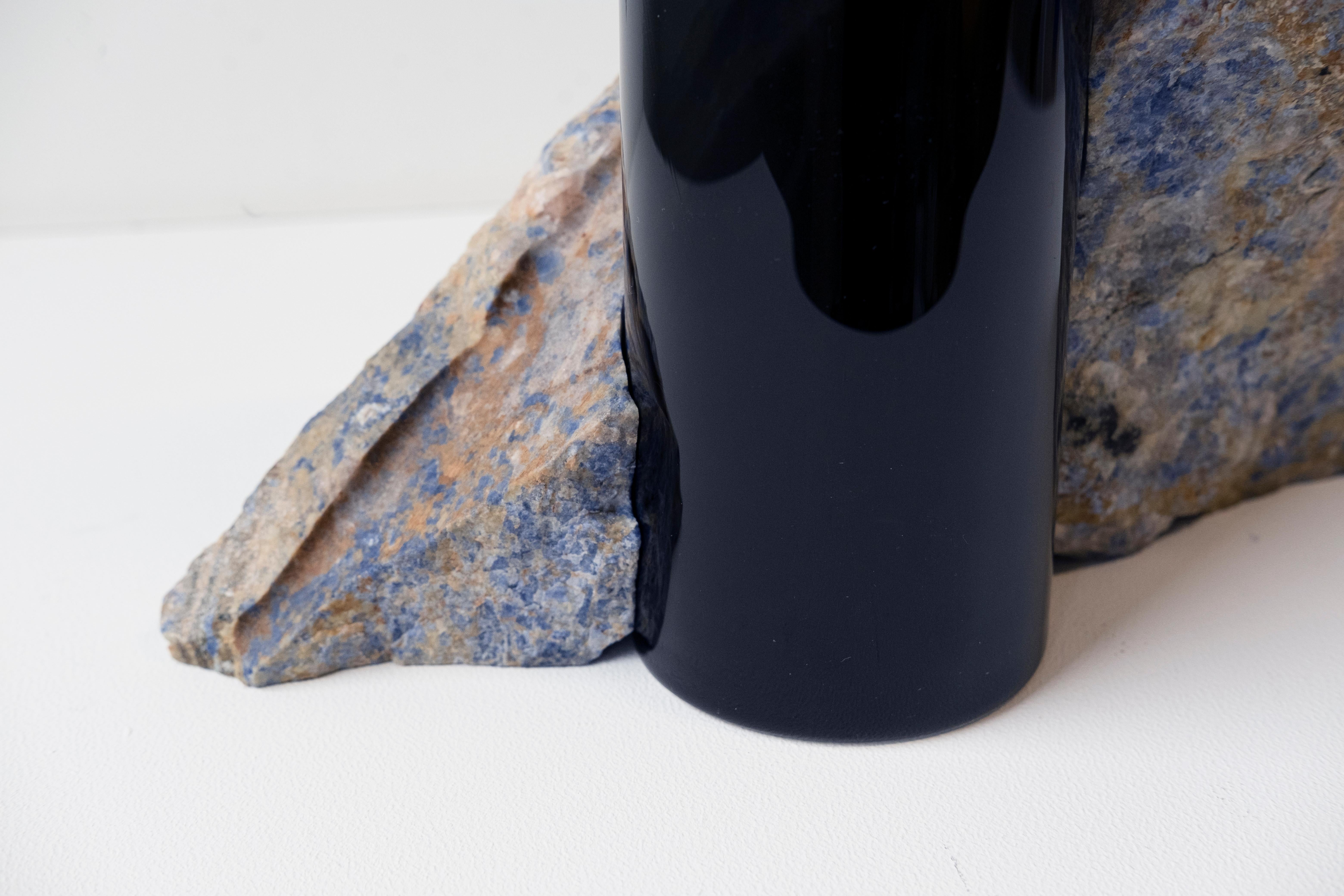 Zeitgenössische Vase, Blauer Bahia Granit Schwarzer Glaszylinder, von Erik Olovsson (Siena-Marmor) im Angebot