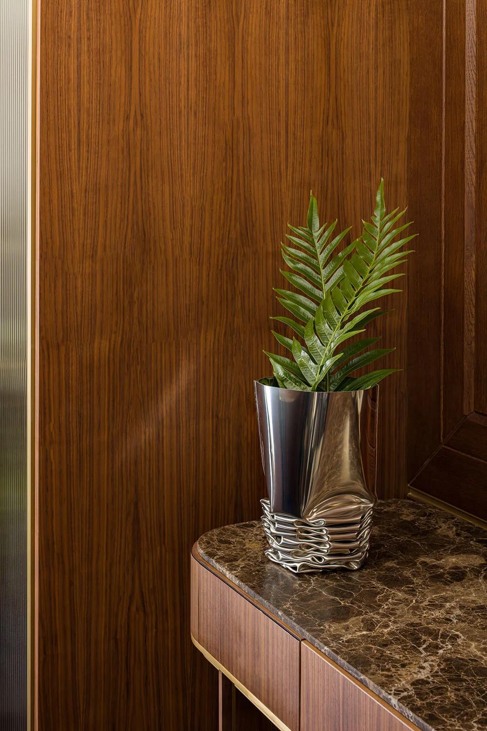 Jarrón contemporáneo, 'Crash Vase' de Zieta, Grande, Acero inoxidable en venta 1