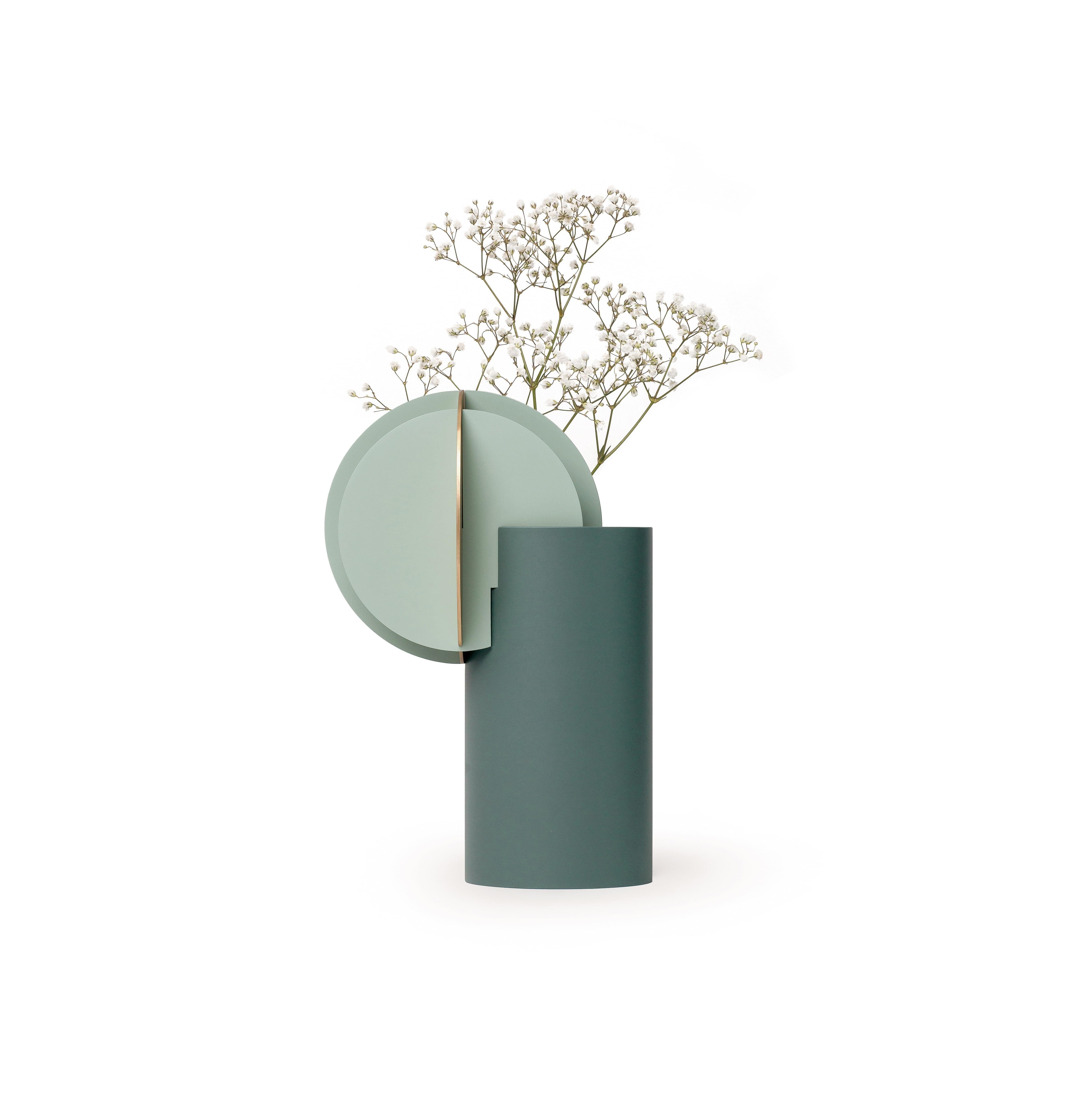 Organico moderno Vaso contemporaneo 'Delaunay CS9' di NOOM, ottone e steele in vendita