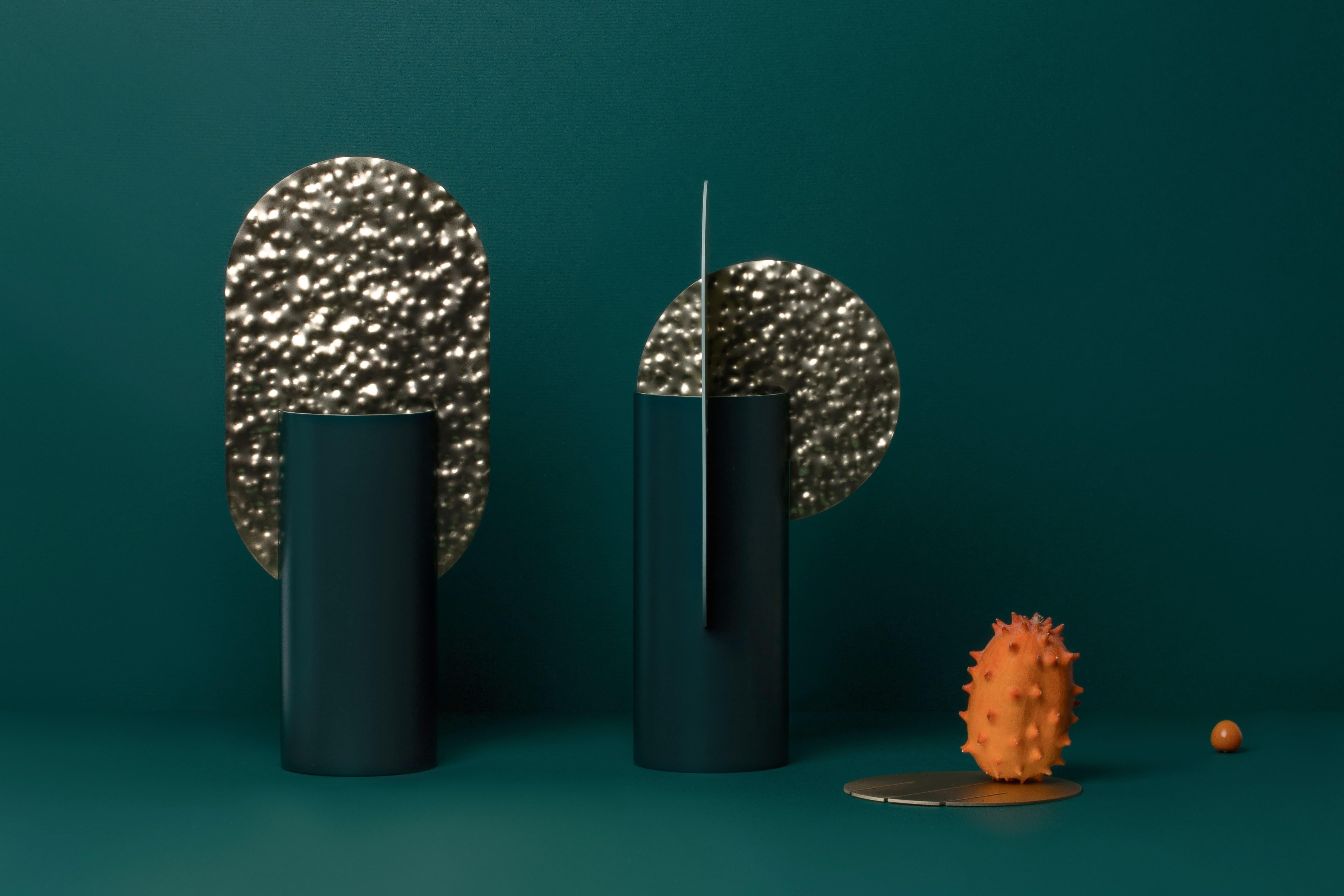 Ucraino Vaso contemporaneo 'Genke CSL3' di NOOM, ottone martellato e steele in vendita