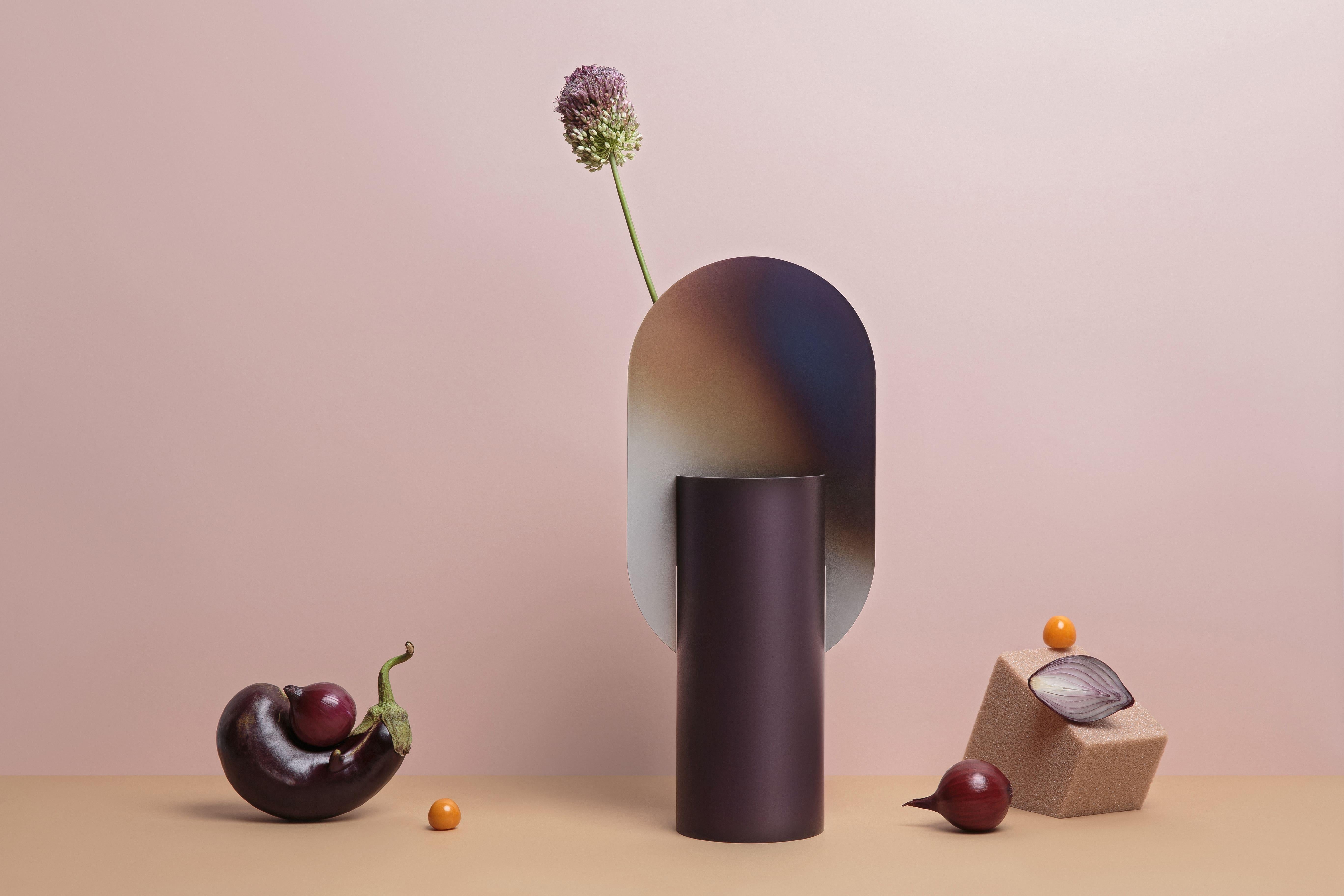 Ucraino Vaso contemporaneo 'Genke CSL5' di NOOM, Acciaio bruciato in vendita