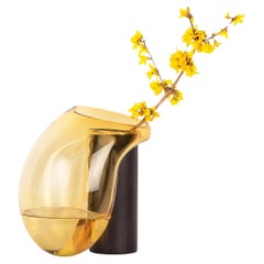 Vase contemporain "Gutta Boon CS2" par NOOM, grand, verre ambré soufflé et Oak