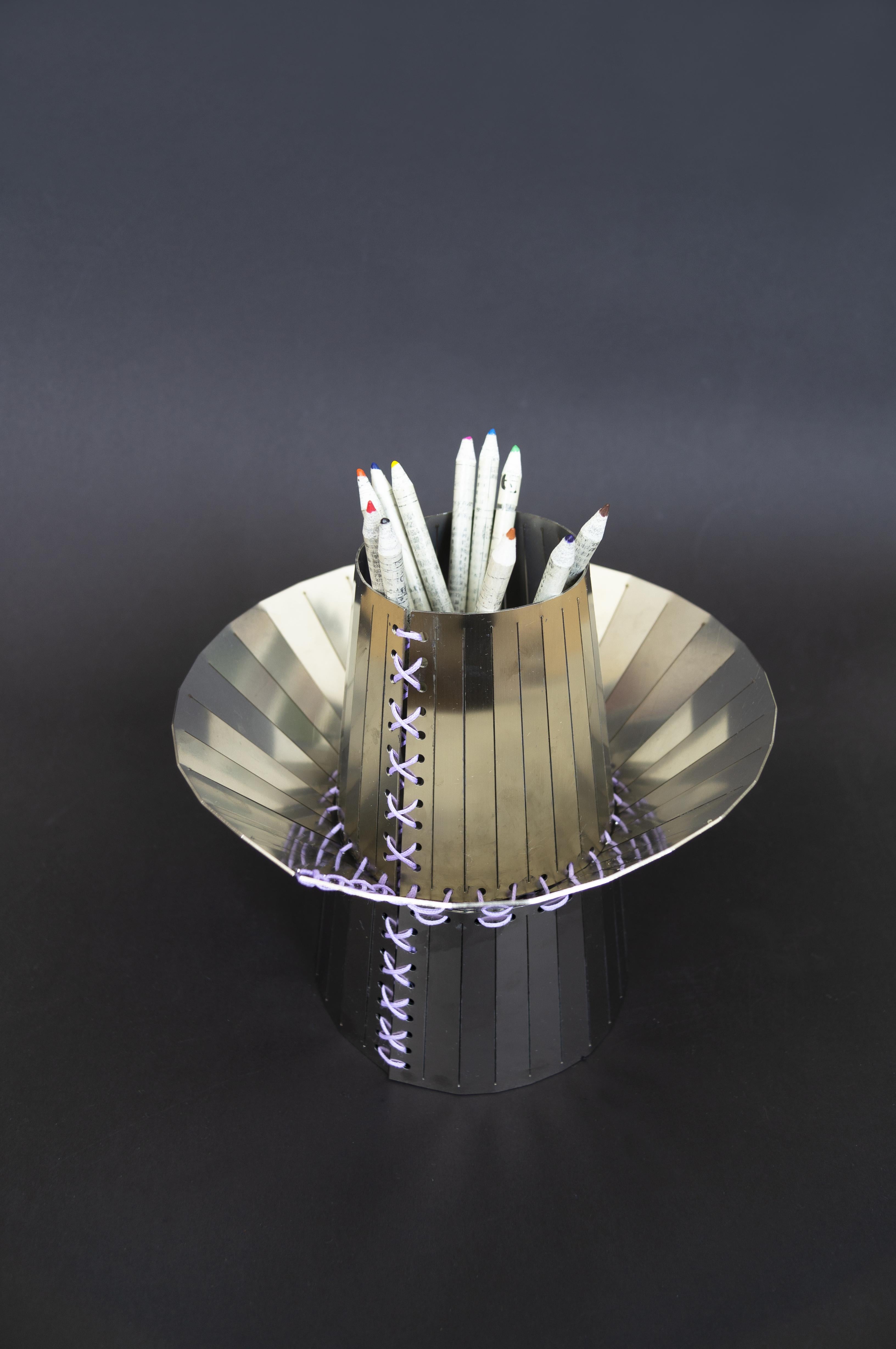Postmoderne Vase contemporain au design en acier inoxydable en vente