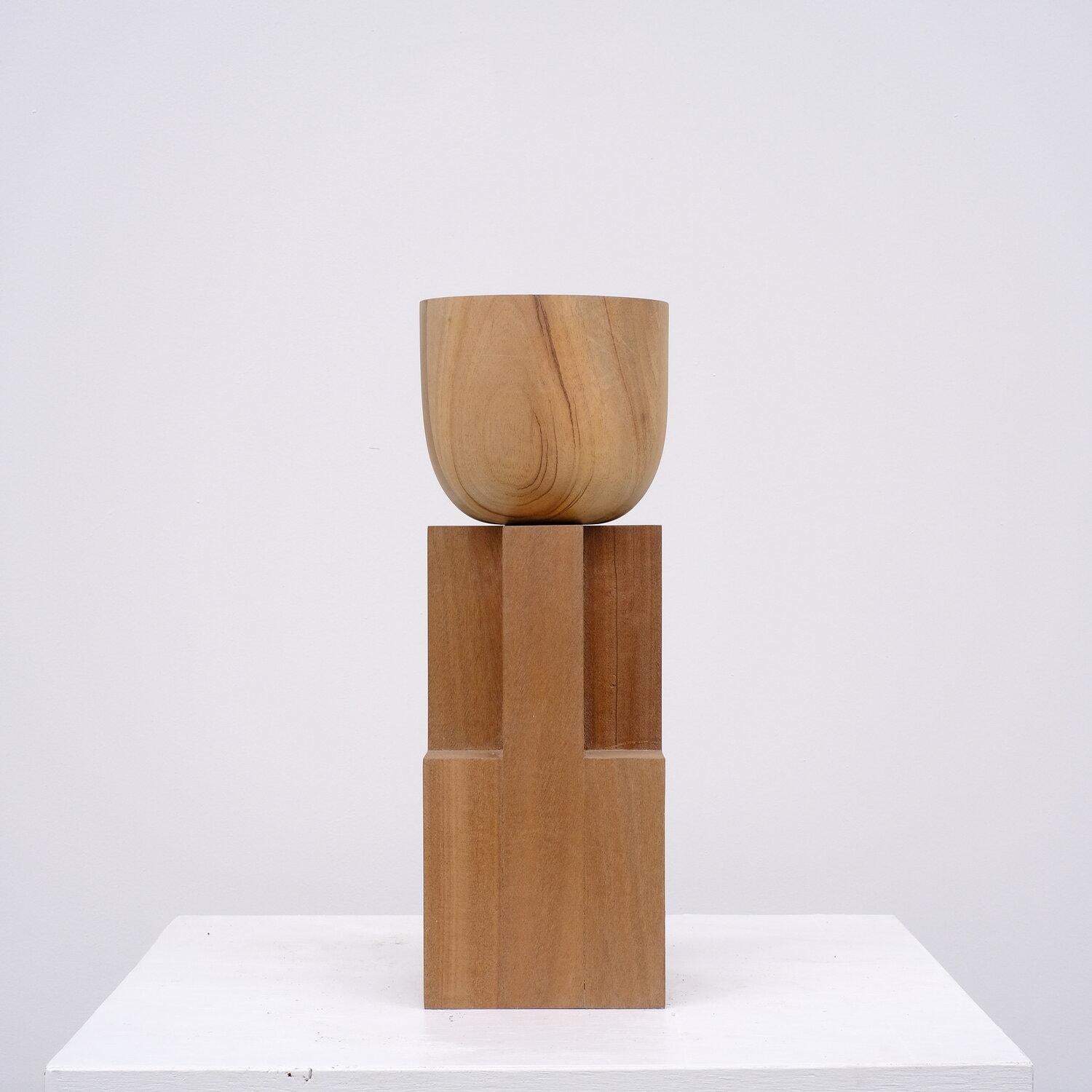 Vaso contemporaneo in noce, Vaso a calice di Arno Declercq

Materiale: Noce africano
Dimensioni: Dimensioni: 40 cm H. x 14 cm L. x 14 cm P.

Realizzato a mano, in Belgio.

Arno Declercq
Designer e mercante d'arte belga che realizza oggetti