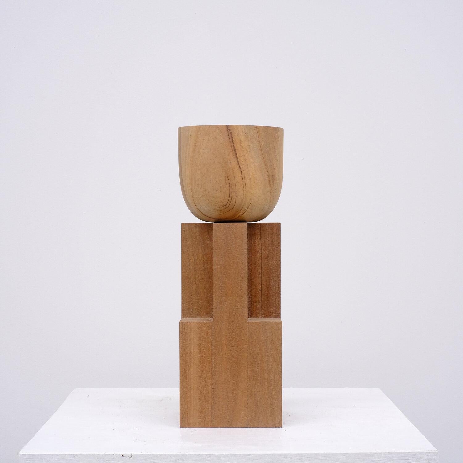 Zeitgenössische Vase aus Nussbaum, Kelchvase von Arno Declercq

Material: Afrikanischer Nussbaum
Abmessungen: Abmessungen: 40 cm H x 14 cm B x 14 cm T

Handgefertigt in Belgien.

Arno Declercq
Belgischer Designer und Kunsthändler, der