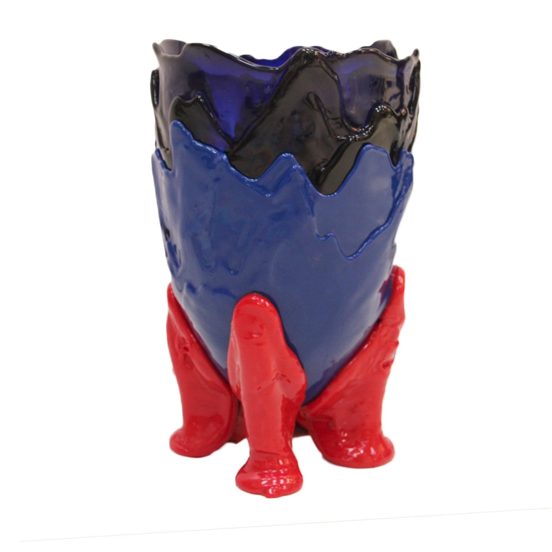 Contemporary vase in blue and red designed by Gaetano Pesce in 1995 and edited by Fish Design. Made of colored soft resin. Unique piece.