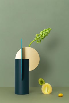 Contemporary Vase 'Yermilov CSL4' von NOOM, oxidiertes Messing und Stahl