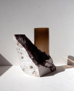 Vaso contemporaneo, Cilindro di vetro Arabescato Viola Marmo Marrone di Erik Olovsson