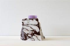 Vaso contemporaneo, Cilindro di vetro Arabescato Viola Marble Purple di Erik Olovsson
