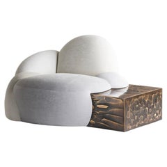 Poltrona contemporanea in velluto e intarsio in ottone di Erwan Boulloud, Francia