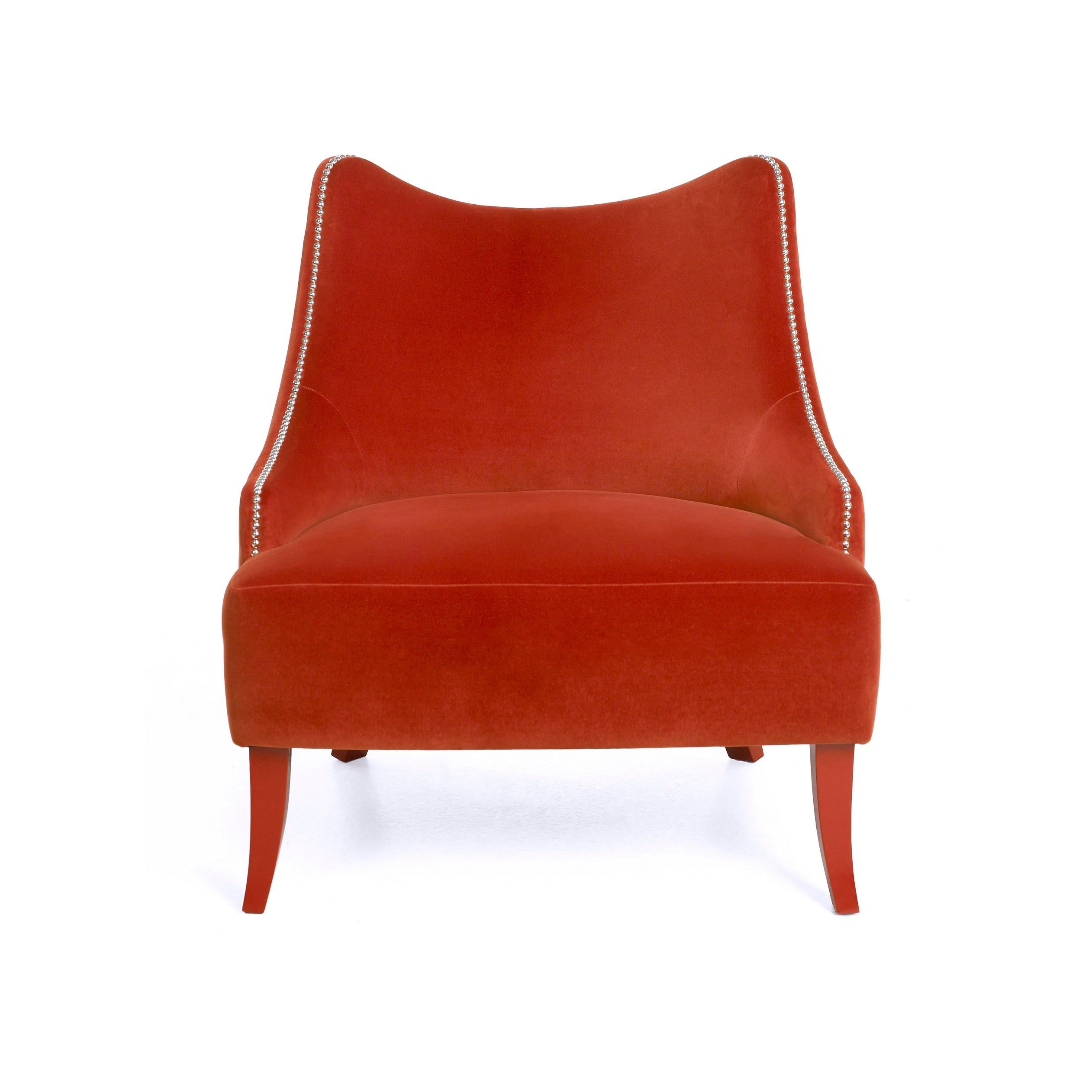Ce fauteuil est l'exemple même d'un design induisant la sérénité. Avec une silhouette enveloppante et une luxueuse assise profonde, ses courbes sensuelles et son dossier confortable s'adaptent parfaitement au corps. Les clous qui ornent les courbes