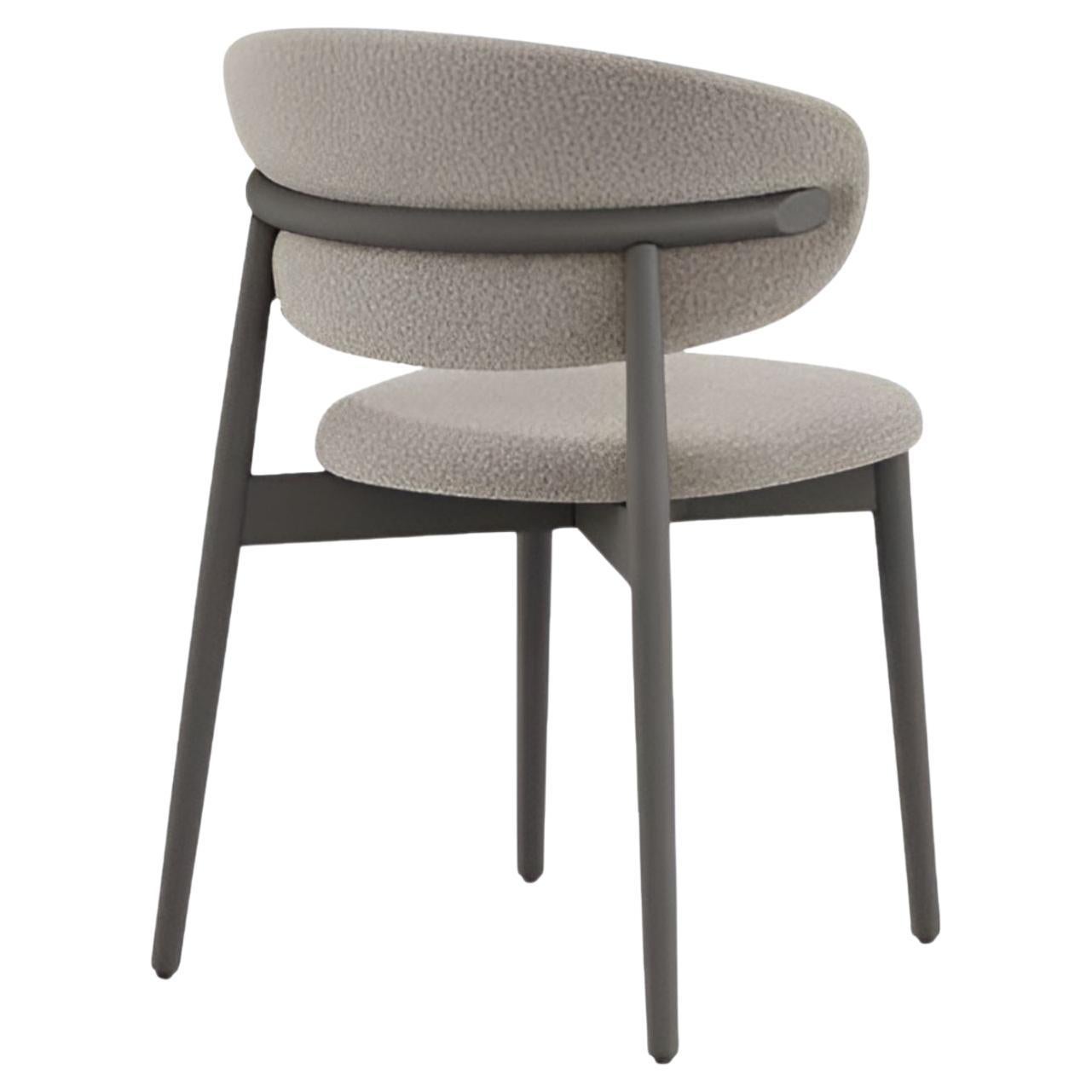 Dieser exquisite Stuhl verbindet meisterhaft zeitlose Eleganz mit unvergleichlichem Komfort und ist damit die perfekte Ergänzung für jeden anspruchsvollen Essbereich. Der robuste Rahmen ist fachmännisch aus Lack gefertigt. Die einladende Silhouette